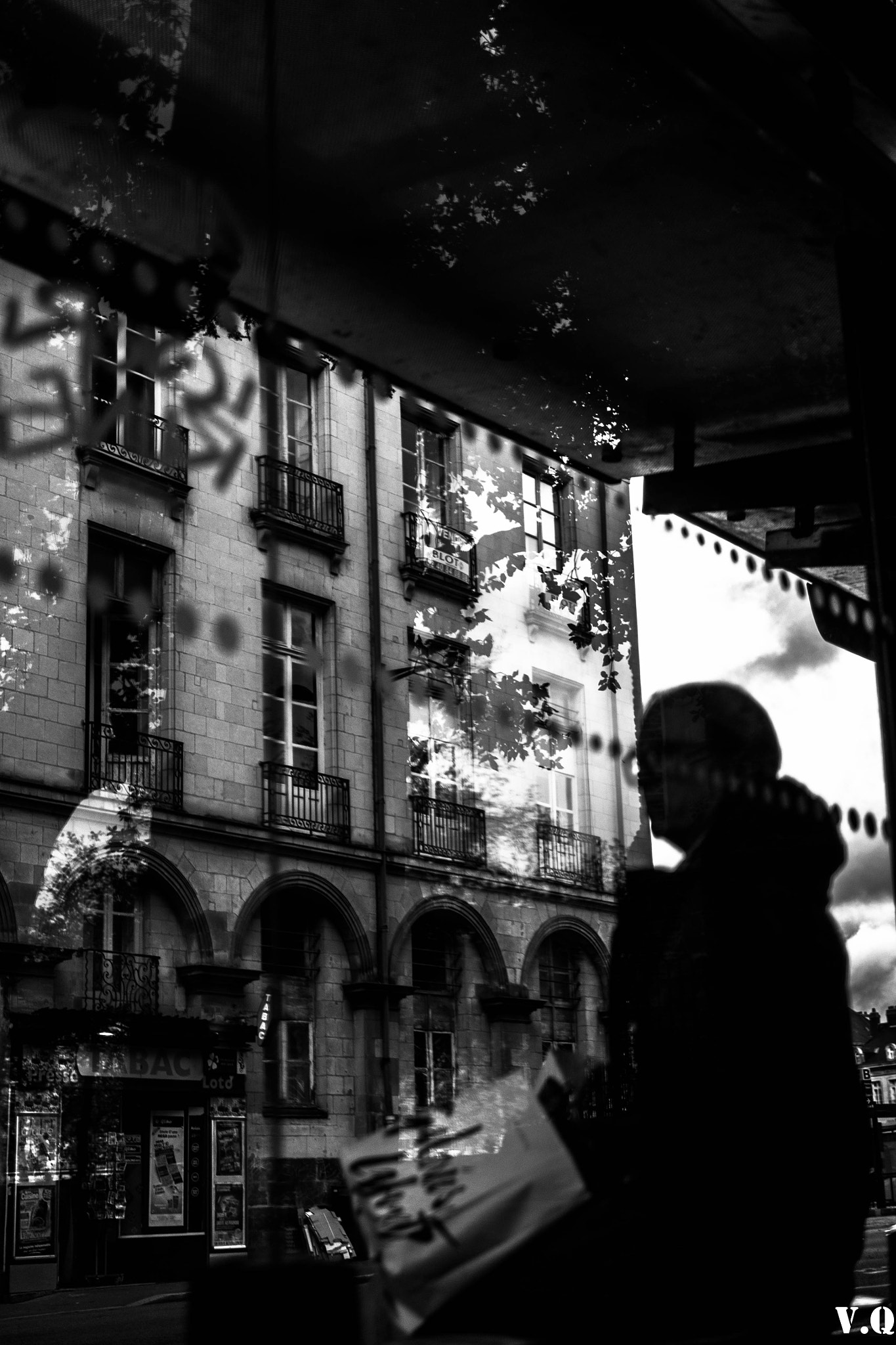 Panasonic Leica DG Summilux 25mm F1.4 II ASPH sample photo. Waiting for the bus ii photography