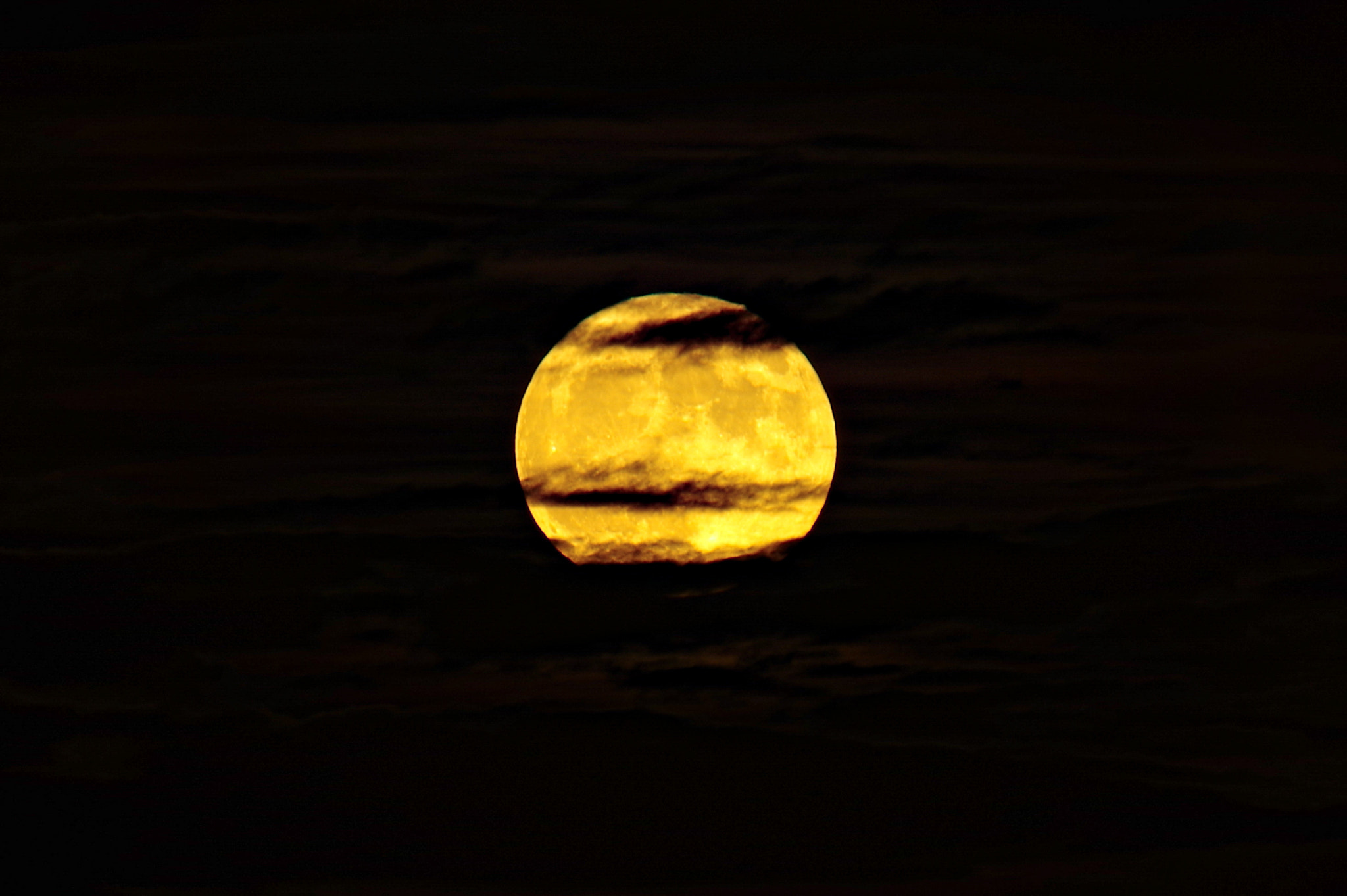 Sigma 18-300mm F3.5-6.3 DC Macro HSM sample photo. Super size moon photography