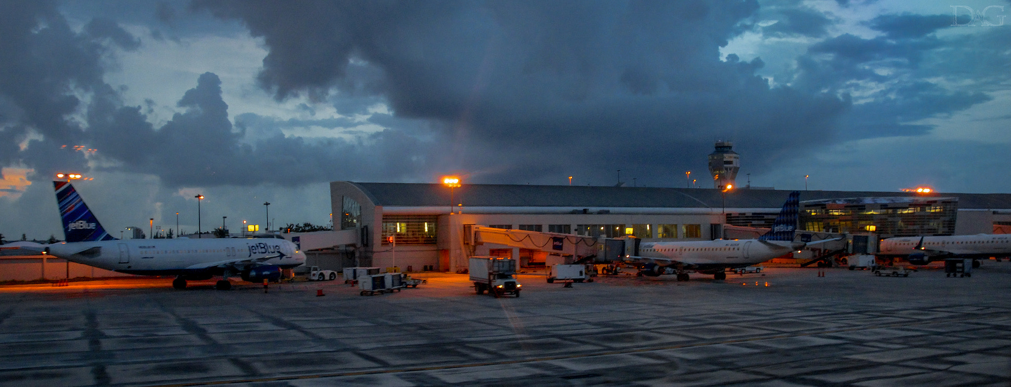 Sony SLT-A77 + Tamron AF 28-105mm F4-5.6 [IF] sample photo. Jetblue airline - 01 photography