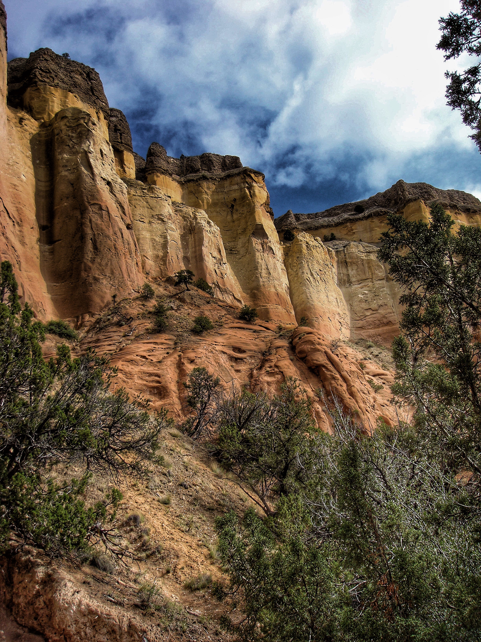 Sony DSC-T100 sample photo. Abiquiu cliffs photography