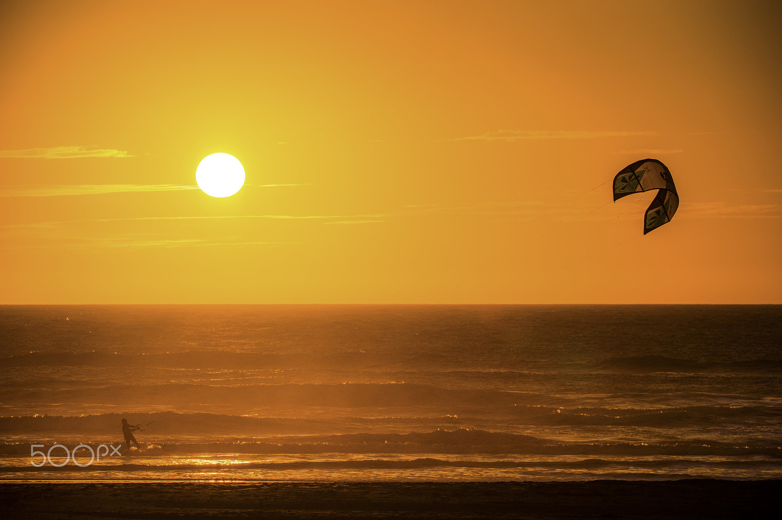 Sigma 150-600mm F5-6.3 DG OS HSM | S sample photo. Kite surfing photography