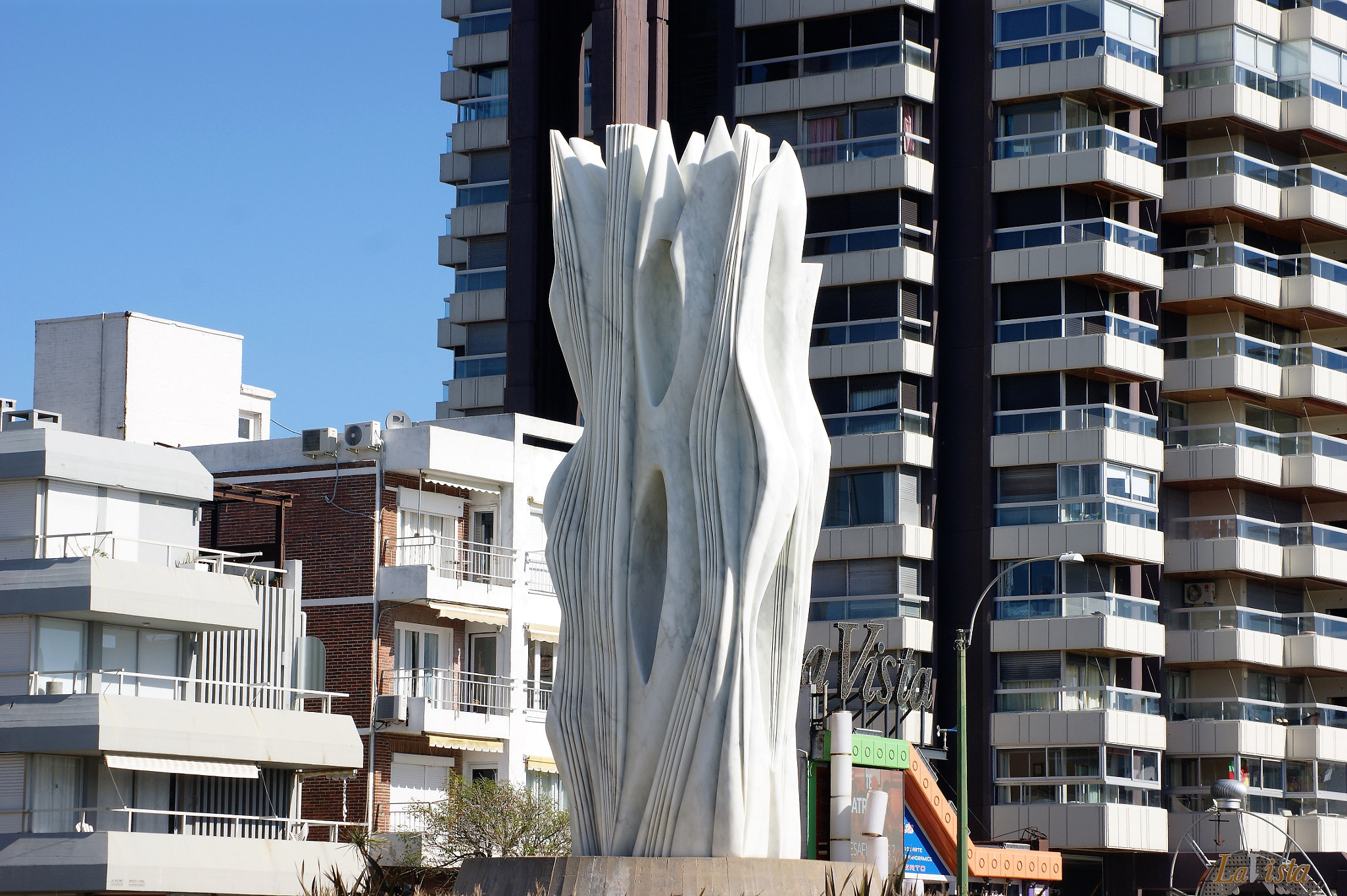 Sony Alpha DSLR-A390 + Sony DT 55-200mm F4-5.6 SAM sample photo. Carrara marble sculpture photography