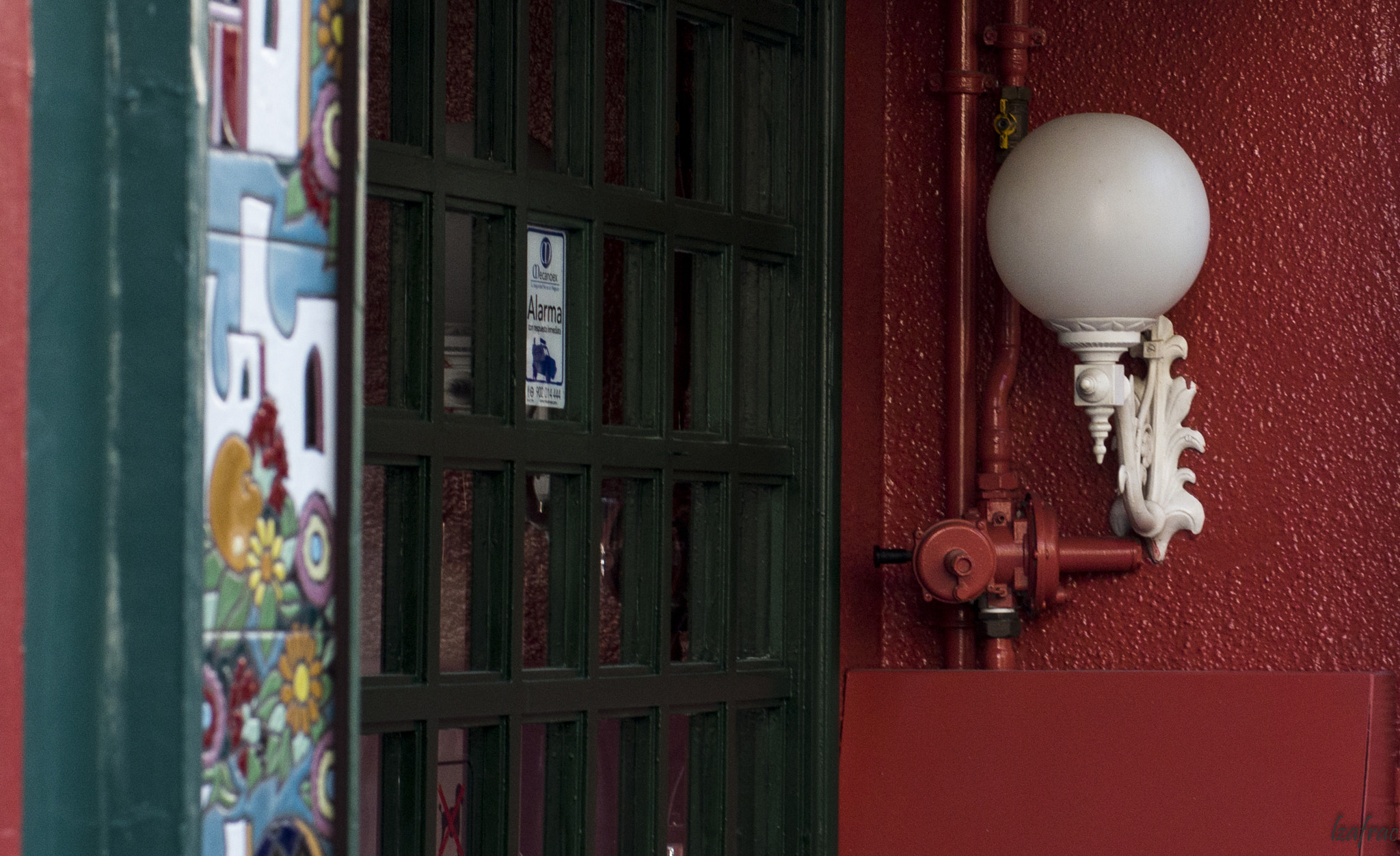 ZEISS Planar T* 50mm F1.4 sample photo. Puerta photography