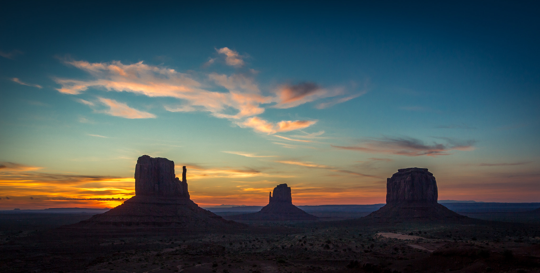 Canon EOS 650D (EOS Rebel T4i / EOS Kiss X6i) + Canon EF-S 10-22mm F3.5-4.5 USM sample photo. Sunrise over the monument valley photography