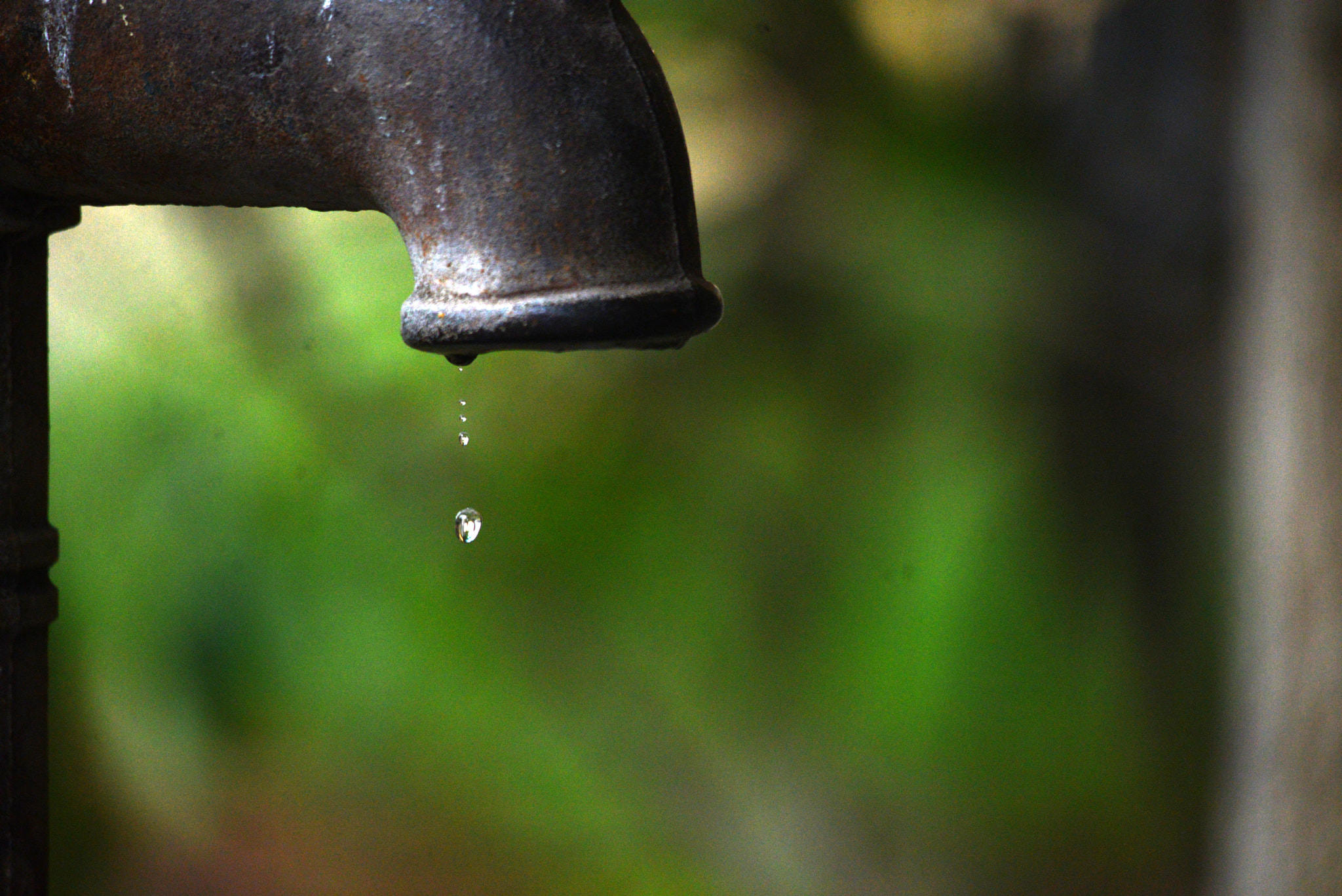 Sigma 150-500mm F5-6.3 DG OS HSM sample photo. Dripping handpump photography