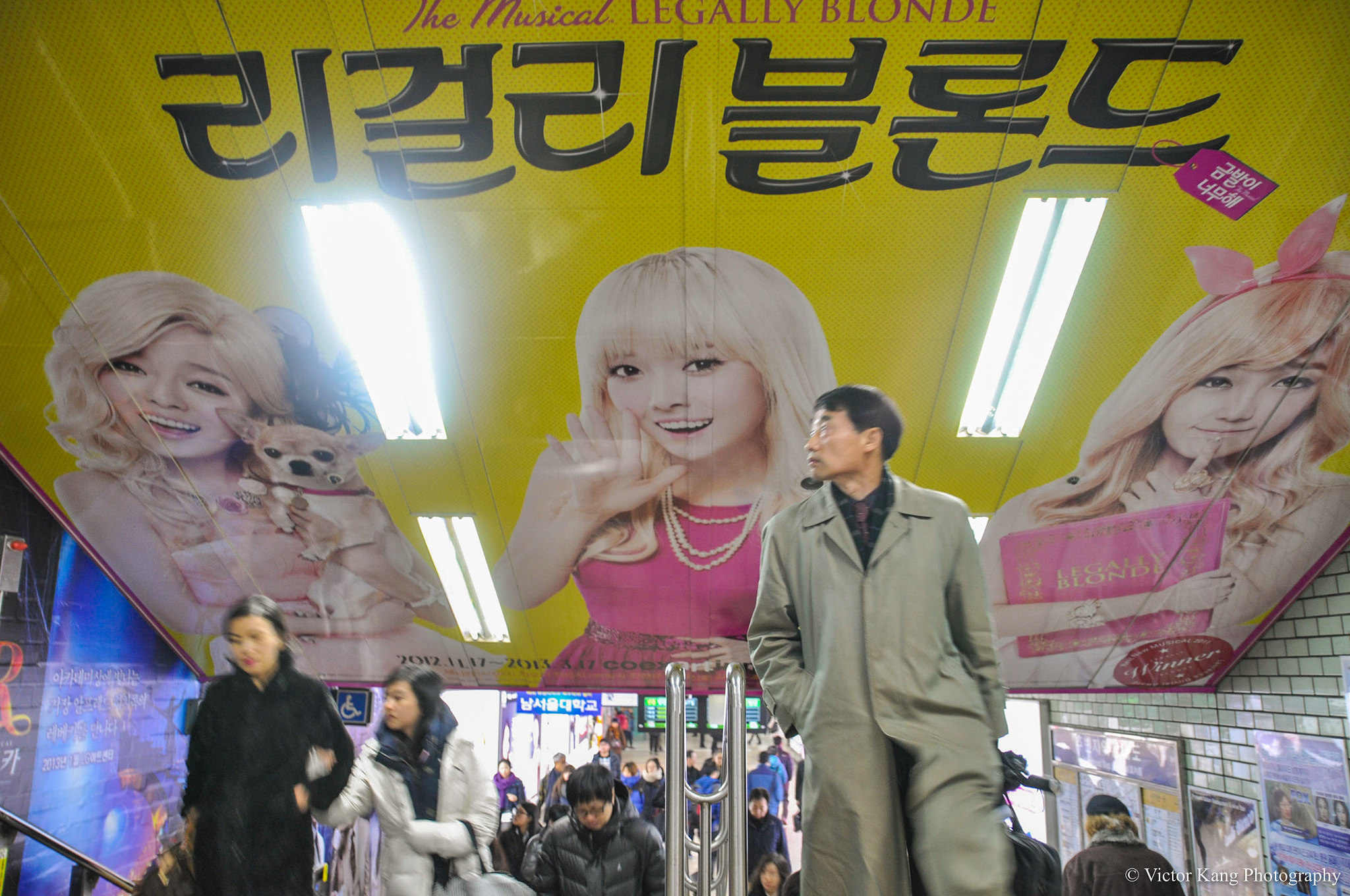Nikon D5000 + Sigma 17-50mm F2.8 EX DC OS HSM sample photo. Legally blonde poster in seoul metro photography