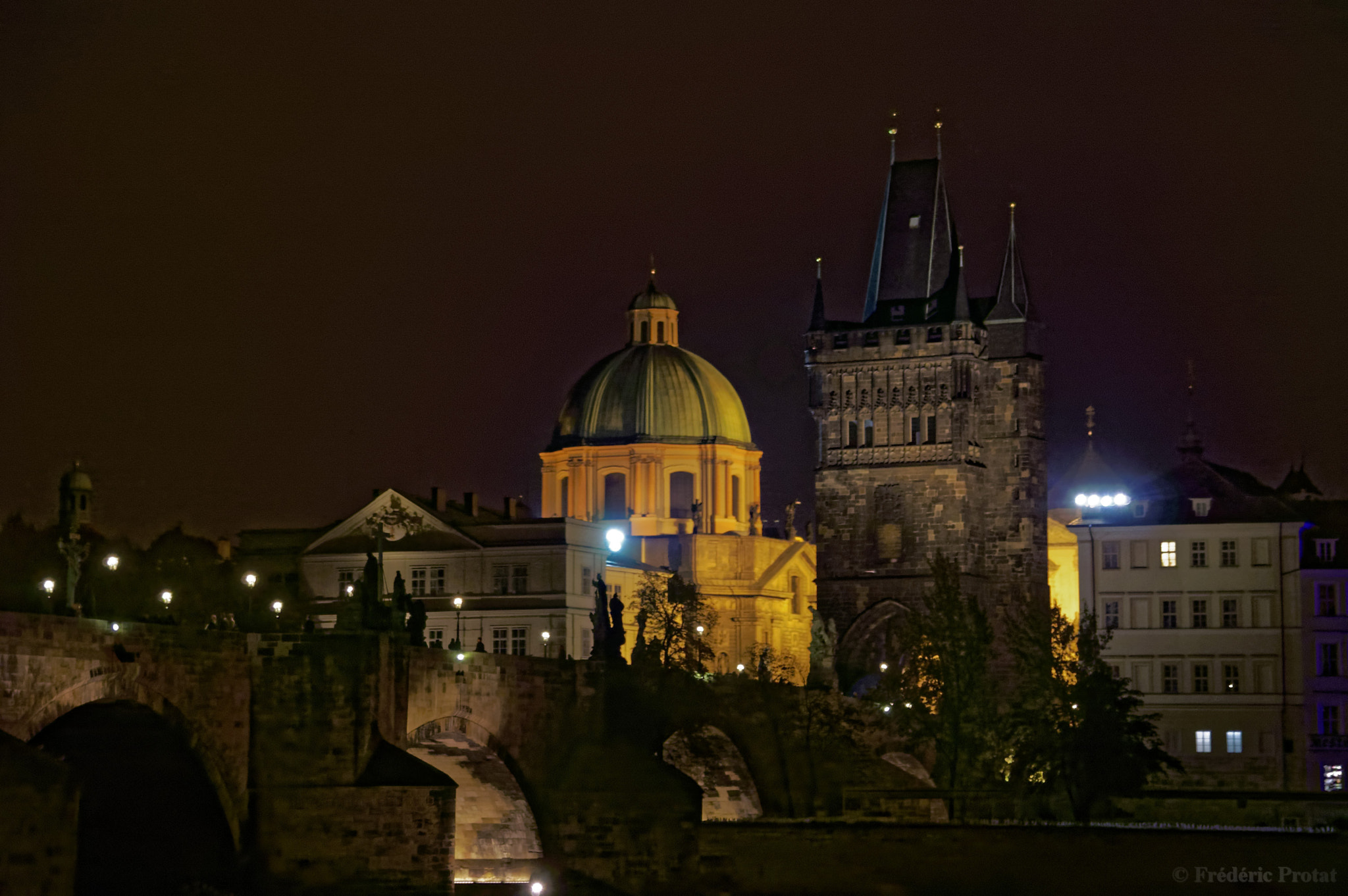 KONICA MINOLTA DYNAX 5D + Sigma 18-200mm F3.5-6.3 DC sample photo. Charles bridge at night photography