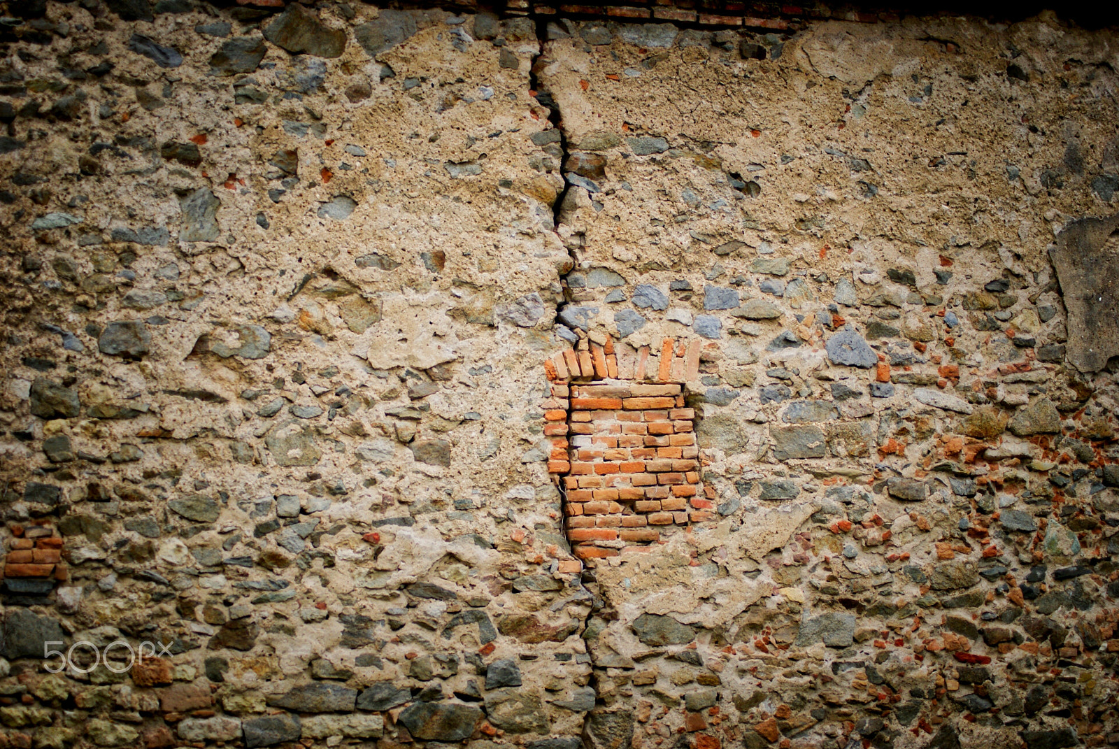 Sony Alpha DSLR-A300 sample photo. Crack in the wall photography