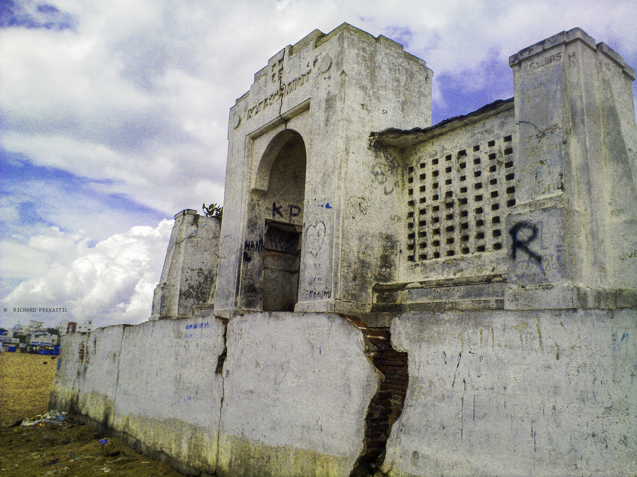 Nokia N86 8MP sample photo. The karl schmidt memorial at the besant nagar beach photography