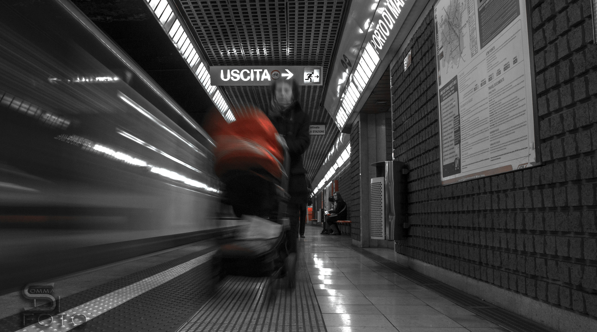 Sony SLT-A77 sample photo. Mentre tutto corre metro milano photography
