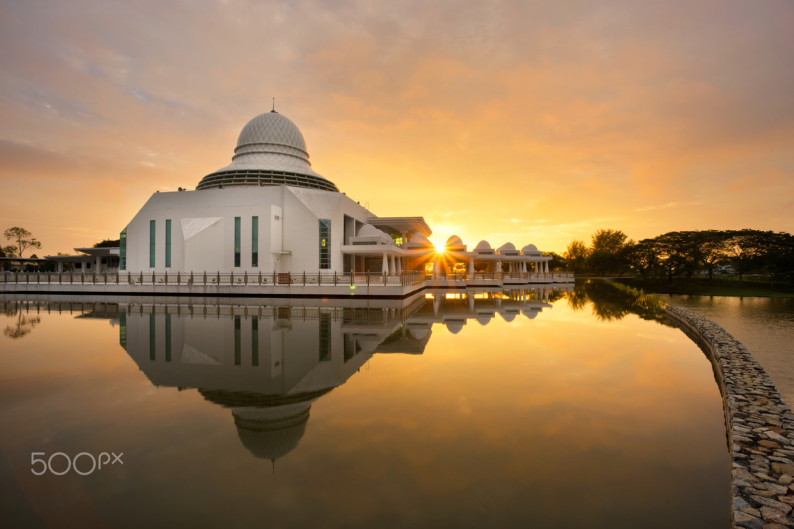 17-40mm F4 sample photo. Sunburst of utp's mosque photography