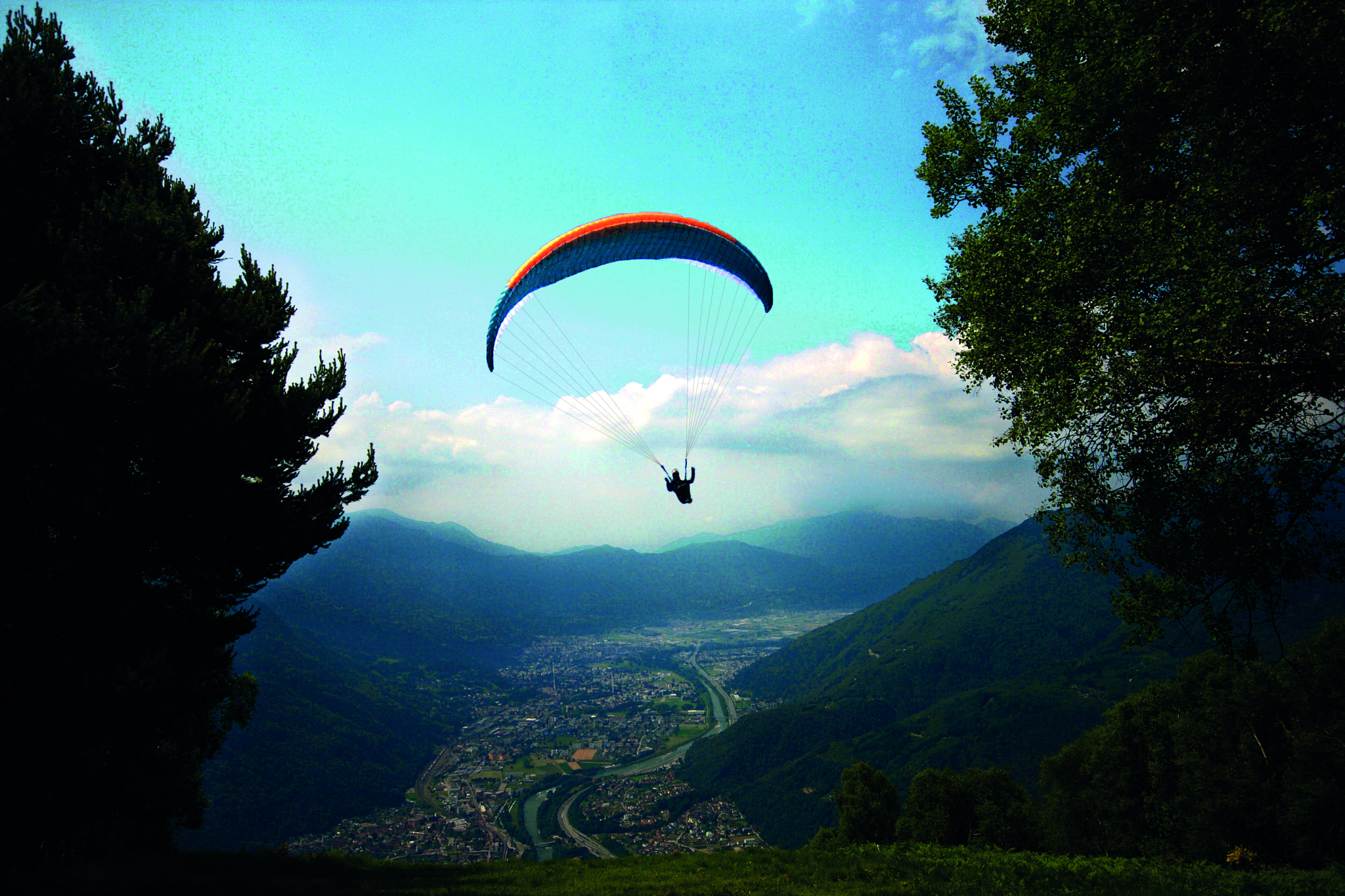 Sigma 10-20mm F4-5.6 EX DC HSM sample photo. Paragliding photography