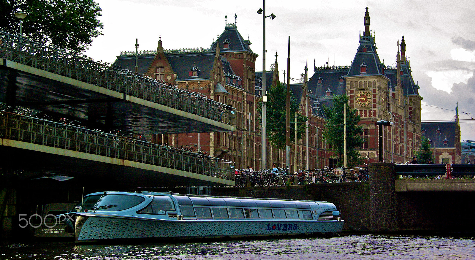 Pentax K10D sample photo. ''lovers'' riverboat photography