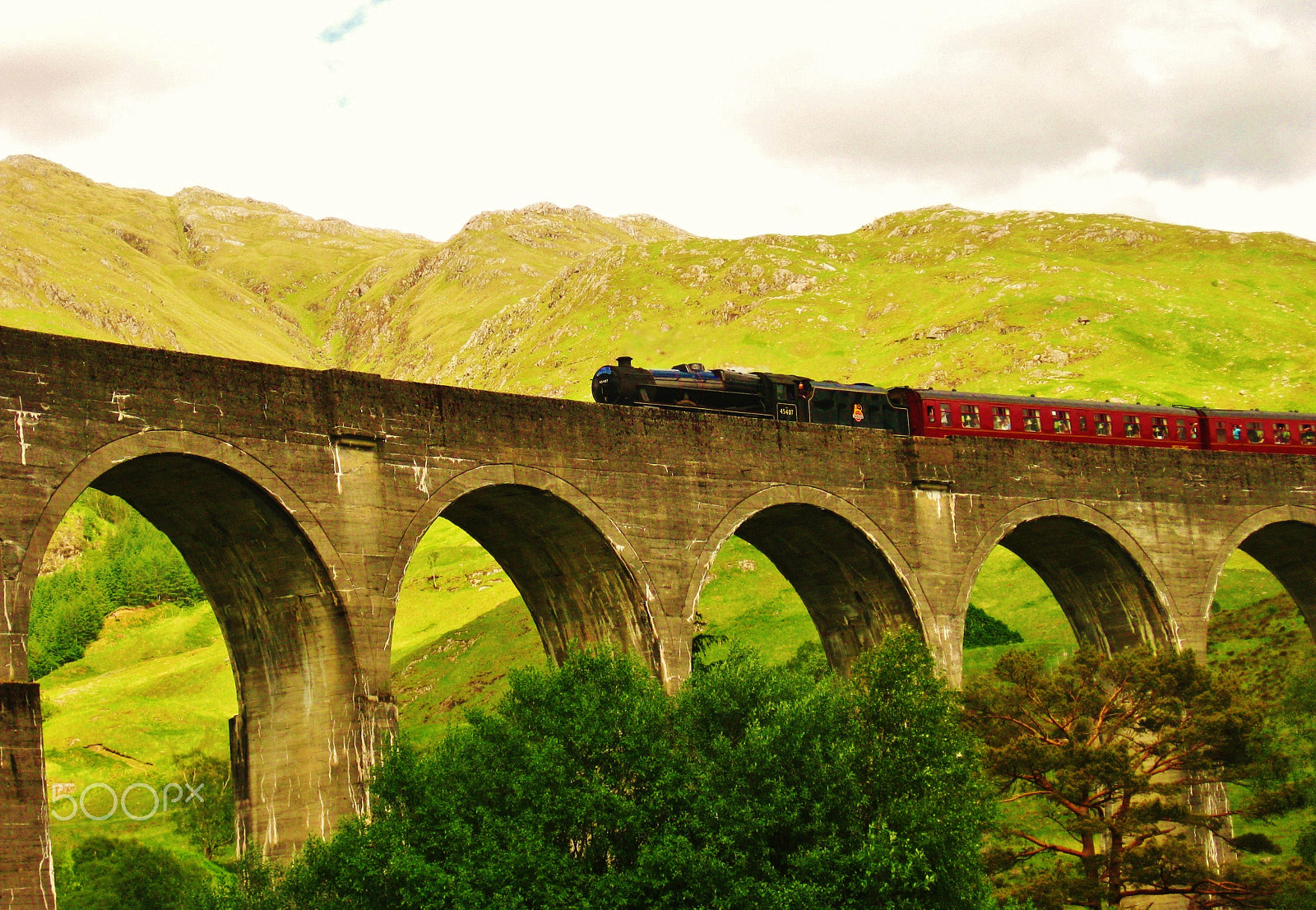 Canon PowerShot SD1100 IS (Digital IXUS 80 IS / IXY Digital 20 IS) sample photo. Un train passe à glenfinnan photography