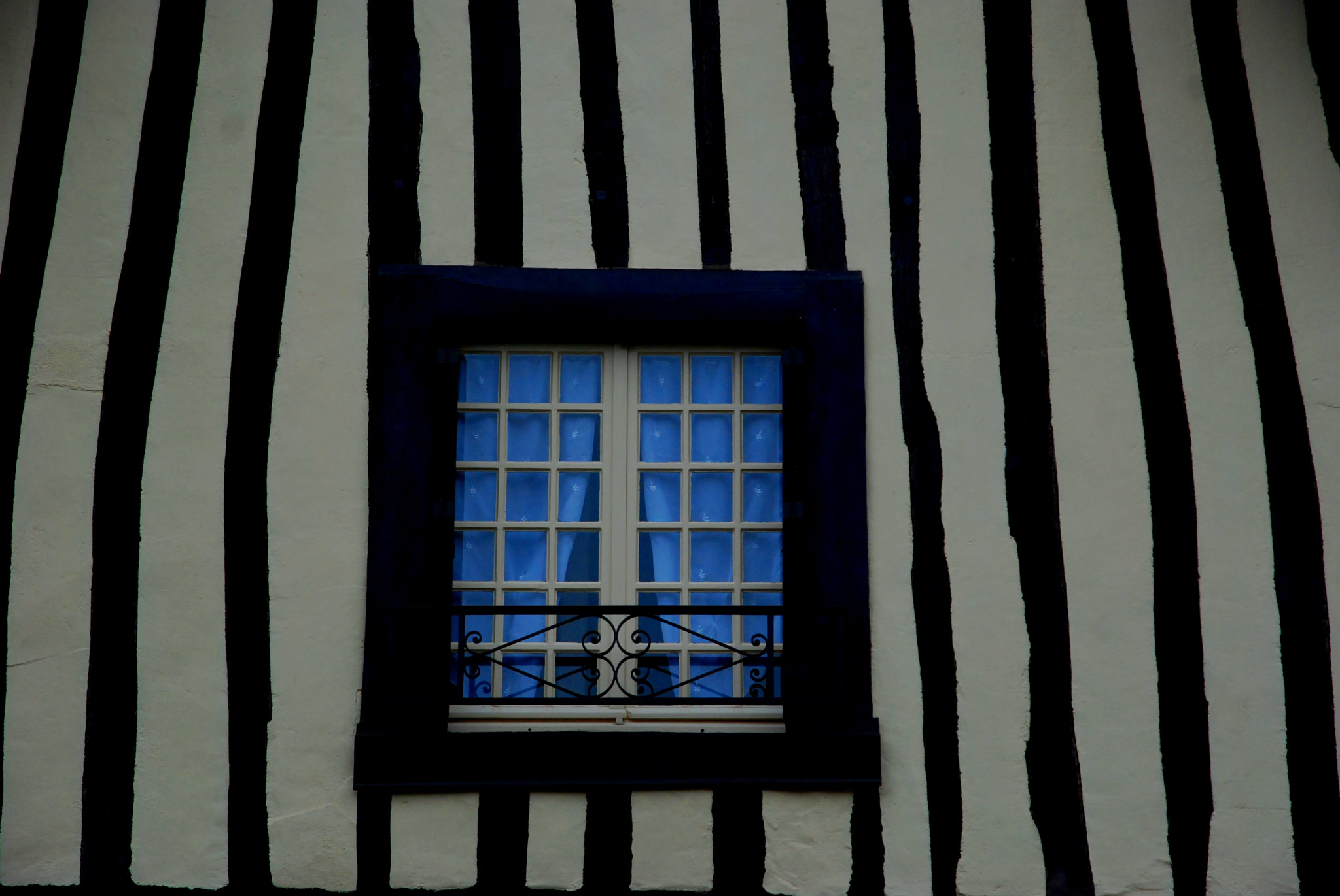 Nikon D80 sample photo. Blue window in a striped house photography