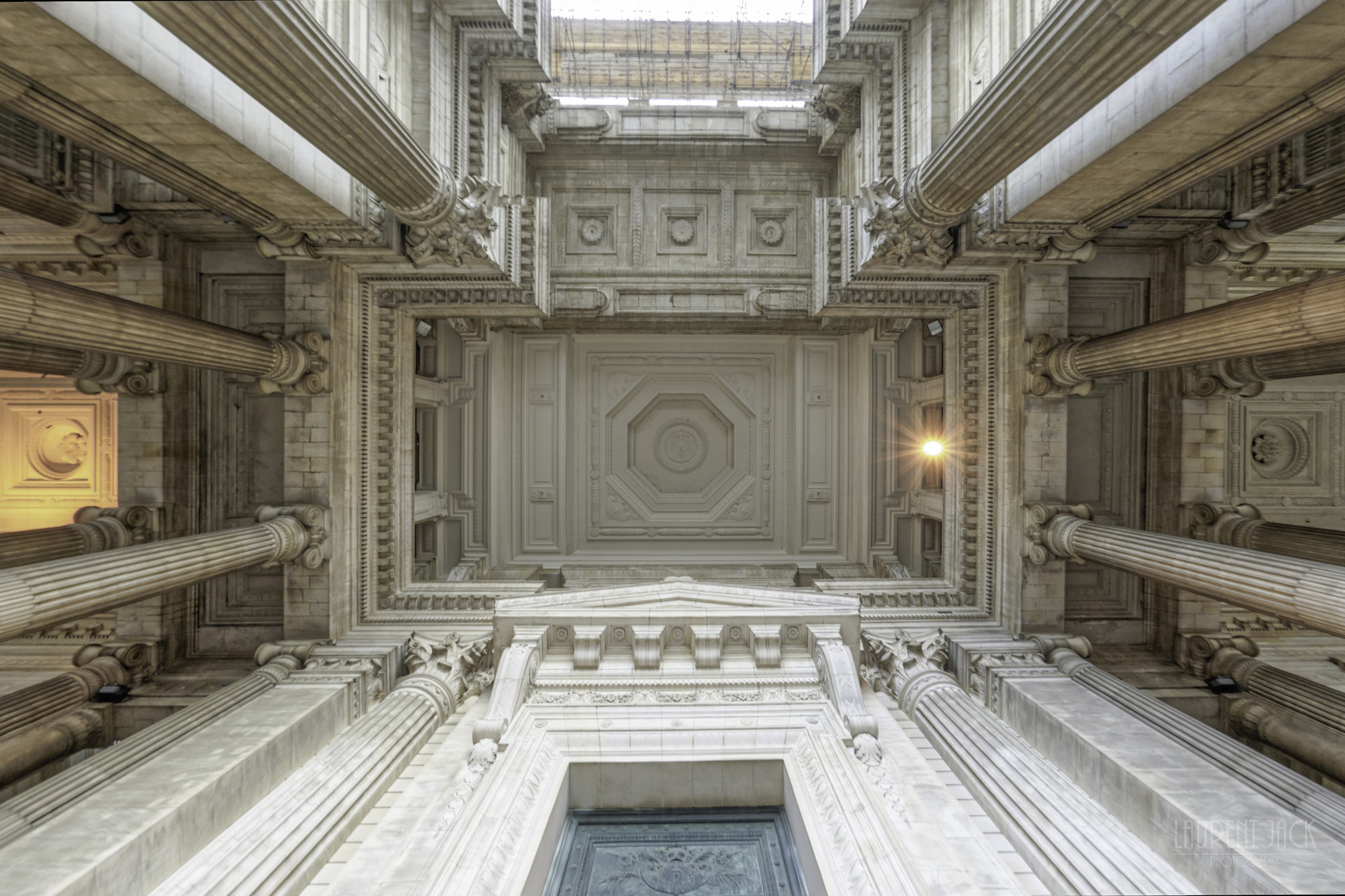 Nikon D5300 + Nikon AF DX Fisheye-Nikkor 10.5mm F2.8G ED sample photo. Palais de justice photography