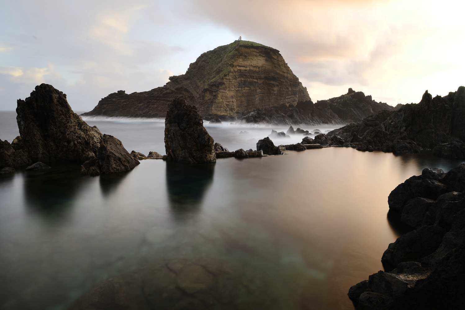 Nikon D800 + Nikon AF-S Nikkor 24mm F1.4G ED sample photo. Natural swimming pool photography