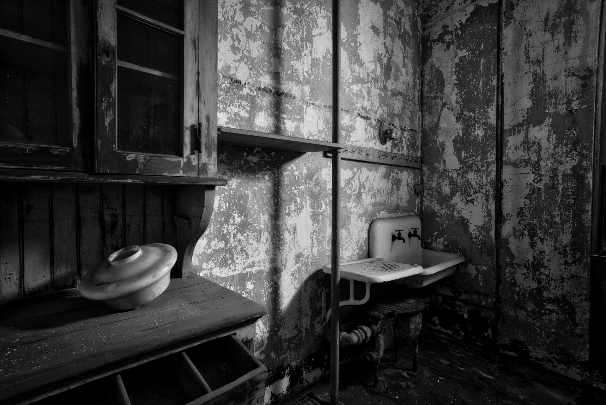 Leica Super-Elmar-M 18mm F3.8 ASPH sample photo. Kitchen cupboard photography