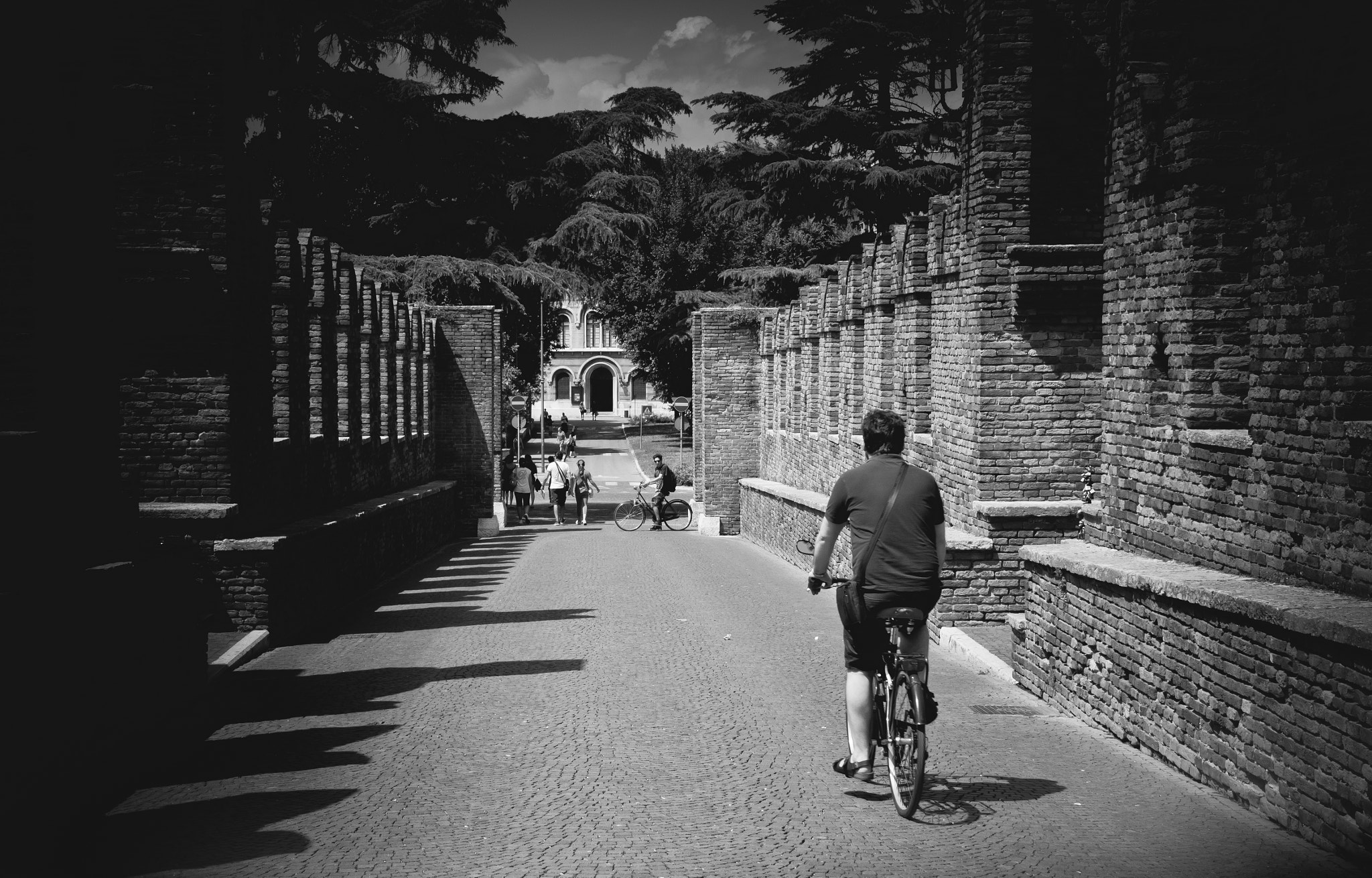 Canon EOS 100D (EOS Rebel SL1 / EOS Kiss X7) sample photo. Explore the city photography