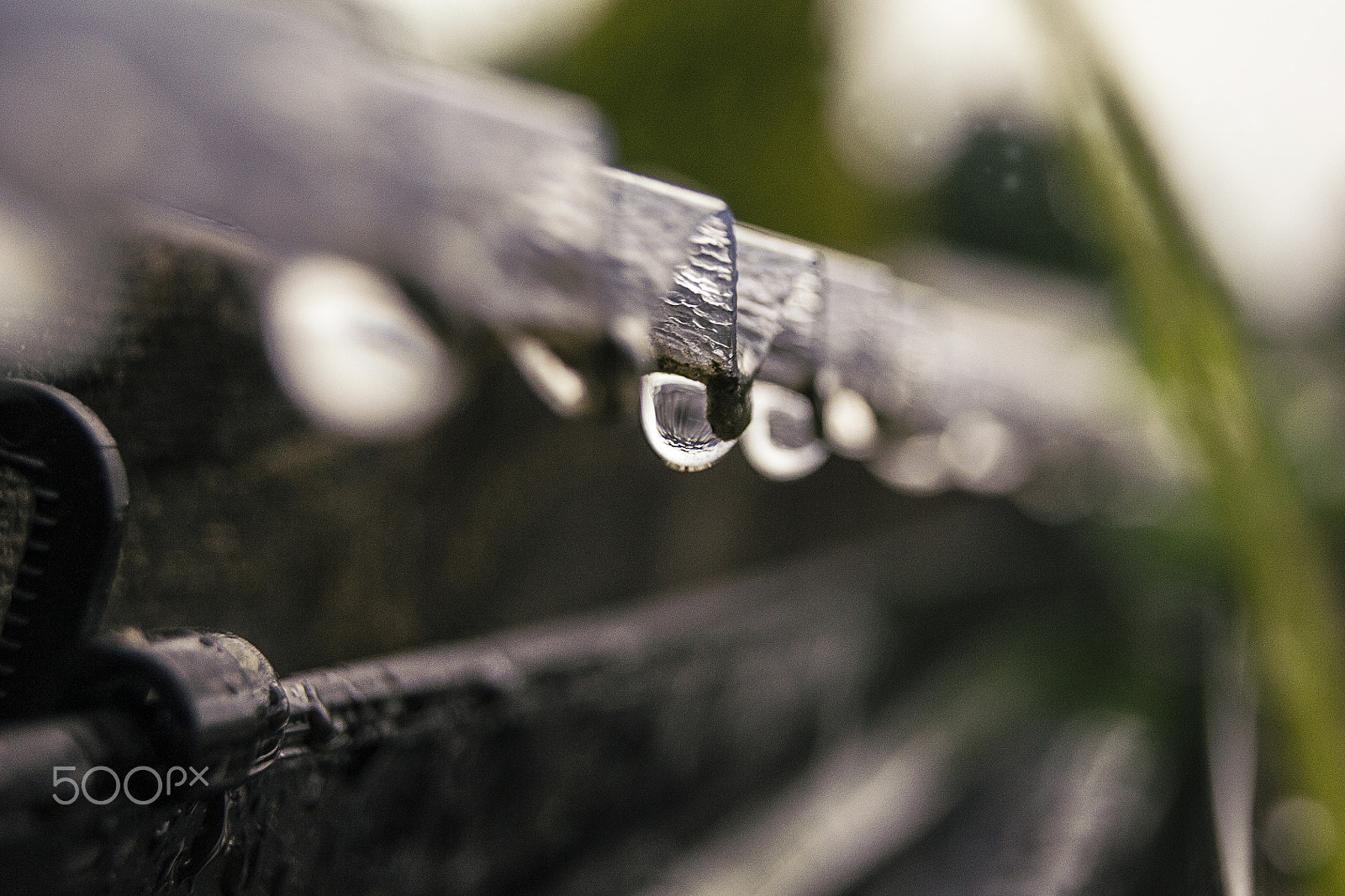 Sony Alpha DSLR-A500 + Sony DT 18-55mm F3.5-5.6 SAM sample photo. Water drop hanging on a roof photography