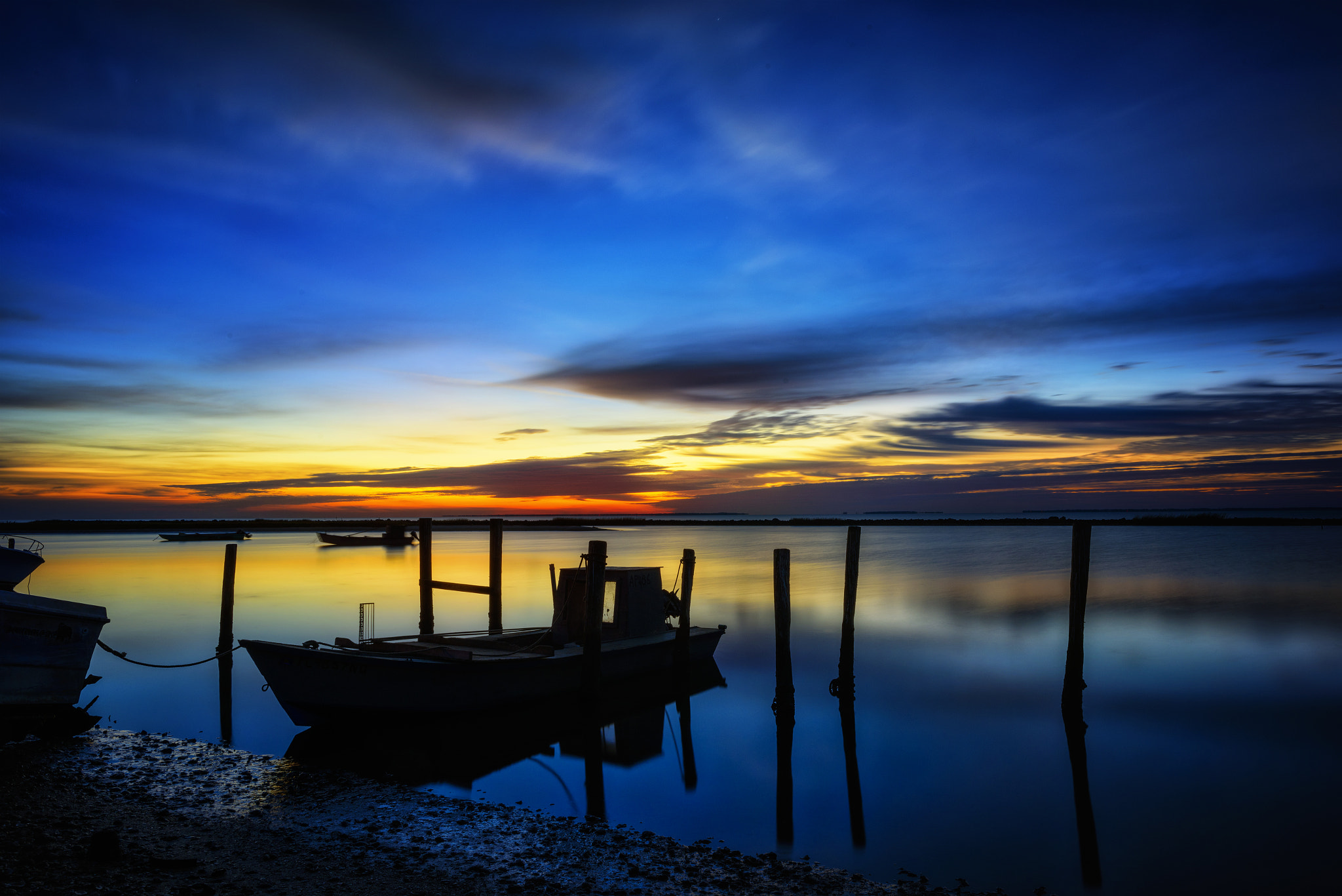 Samyang 12mm F2.8 ED AS NCS Fisheye sample photo. Sunrise before the boatmen come photography