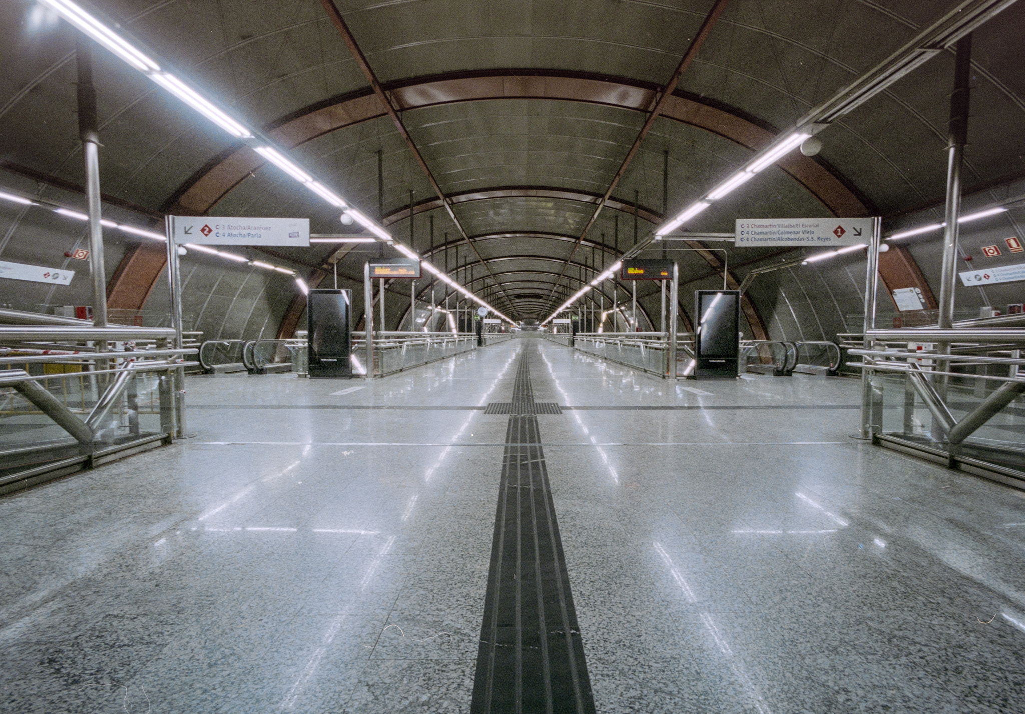 Nikon D7000 sample photo. Nuveos ministerios metro station photography