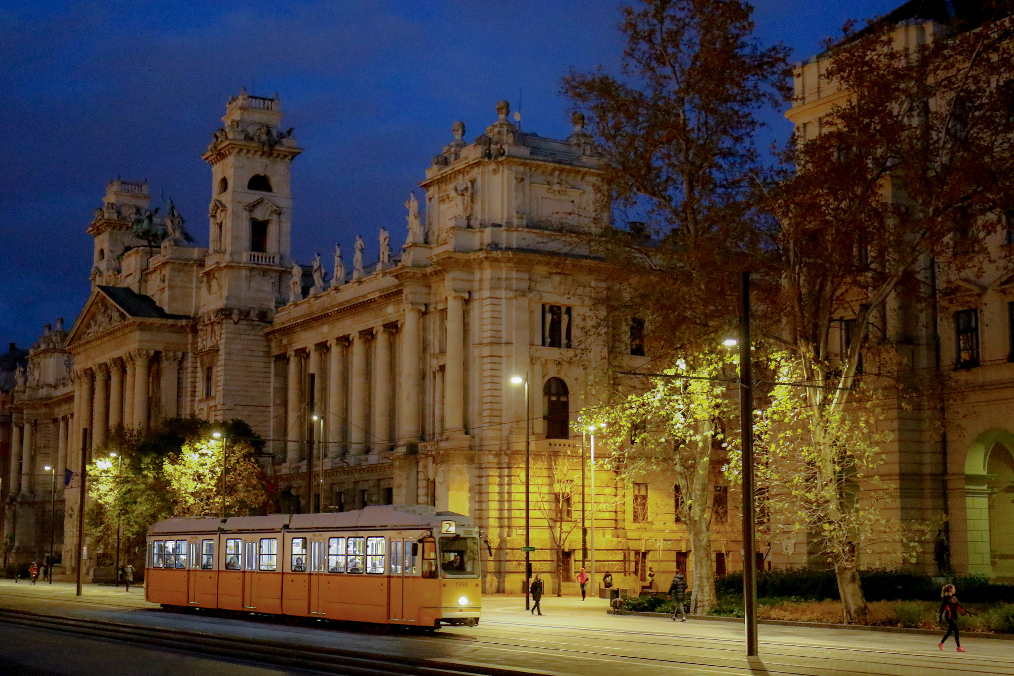 Canon EOS 7D Mark II sample photo. Budapest, catching the evening tram on kossuth lajos square photography