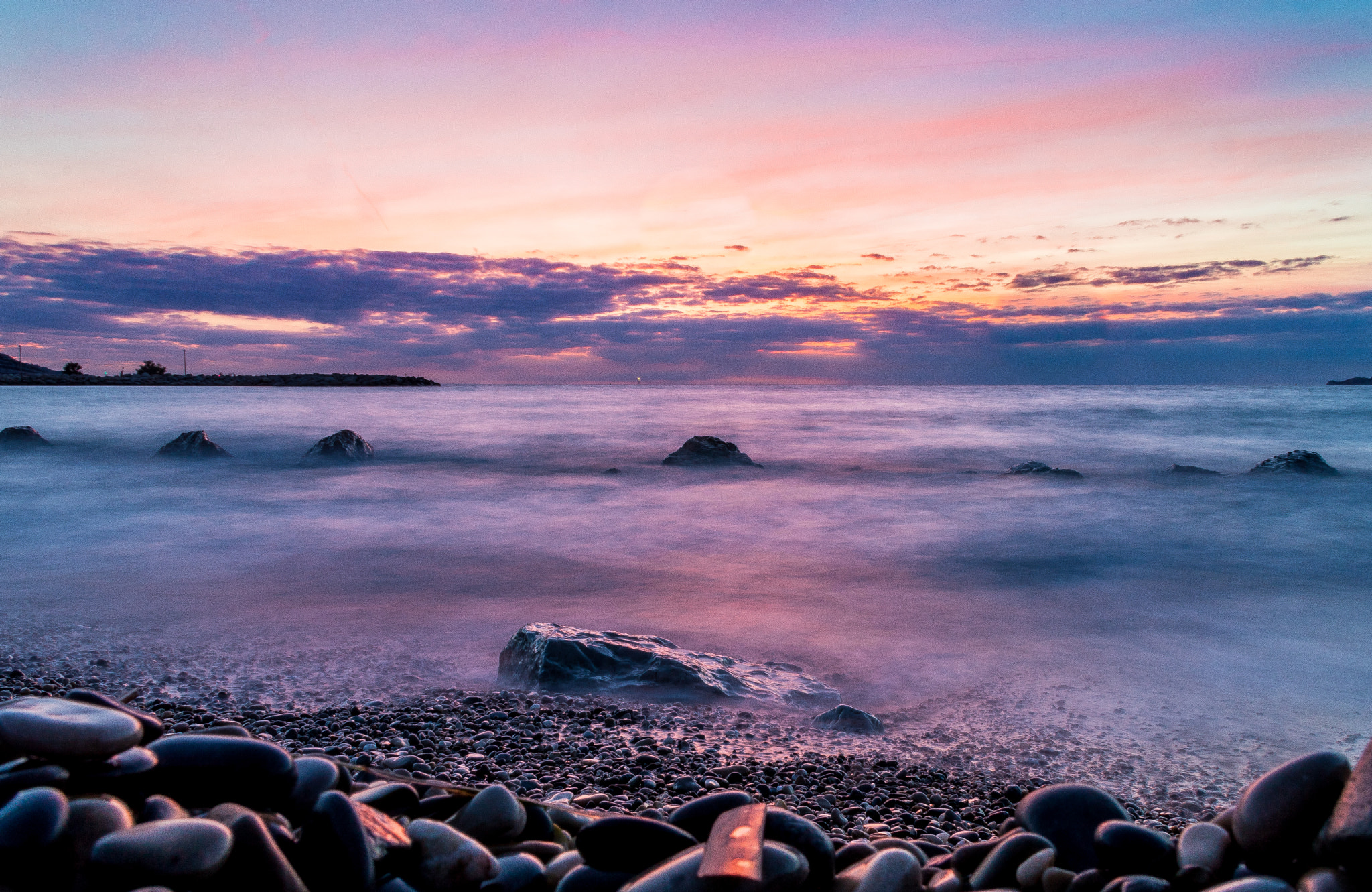 DT 18-300mm F3.5-6.3 sample photo. Coucher de soleil sur les rochers photography