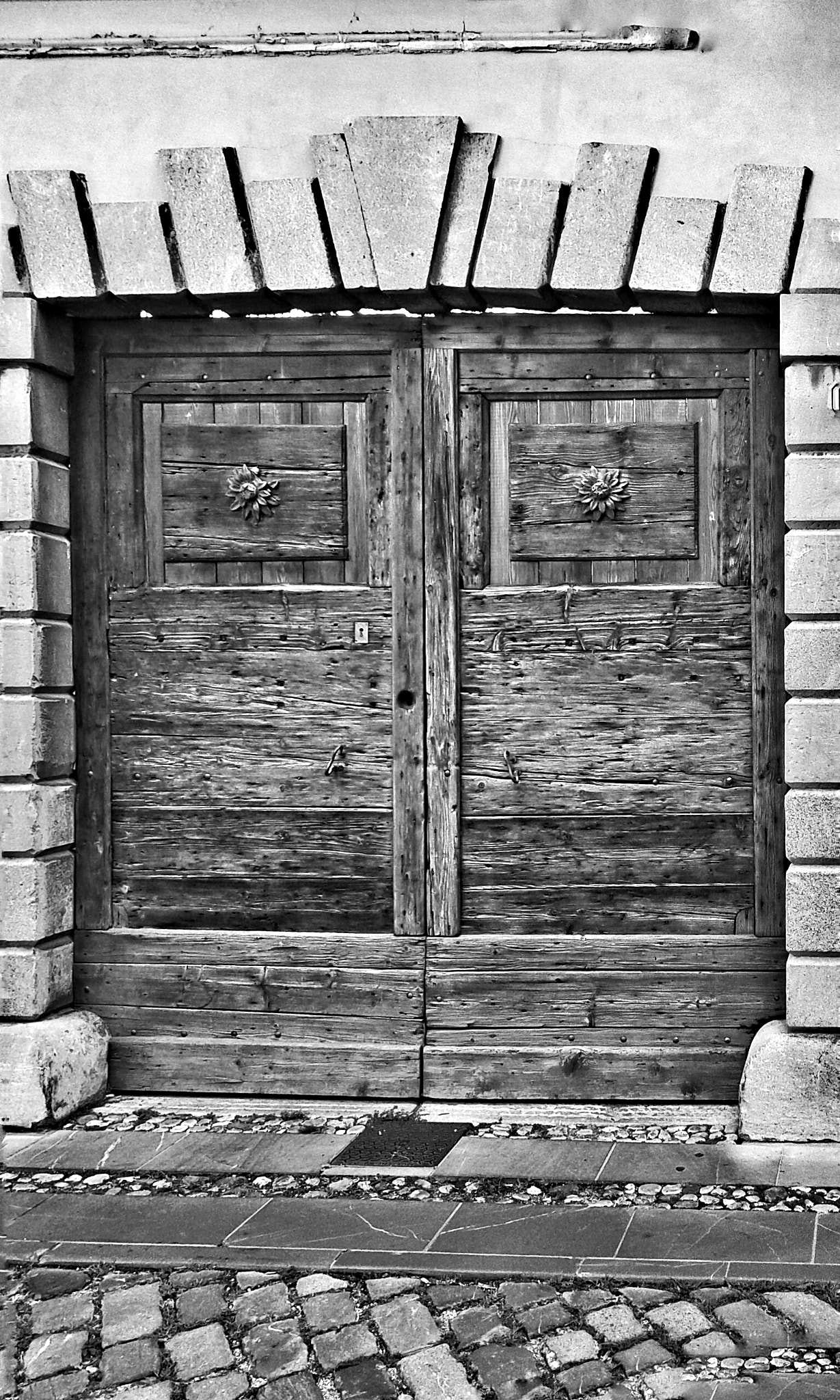 Samsung Galaxy Grand Neo Plus sample photo. Vecchio portone photography