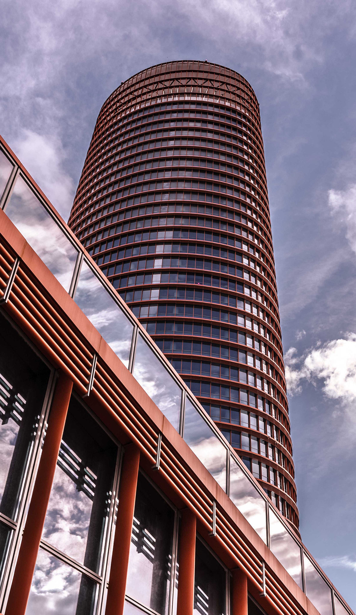 Canon EOS 450D (EOS Rebel XSi / EOS Kiss X2) sample photo. Torre pelli acero y cristal al cielo photography