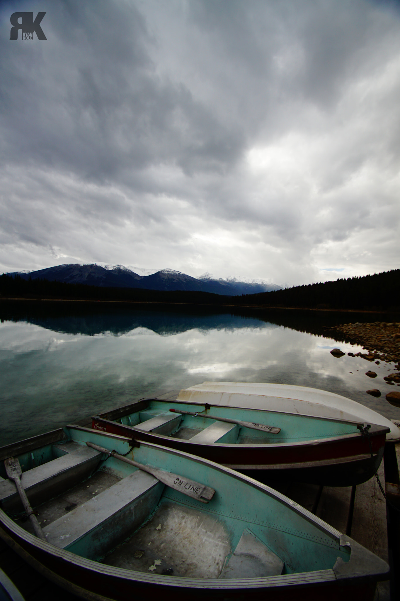 DT 10-24mm F3.5-4.5 SAM sample photo. Canoes on patricia lake photography