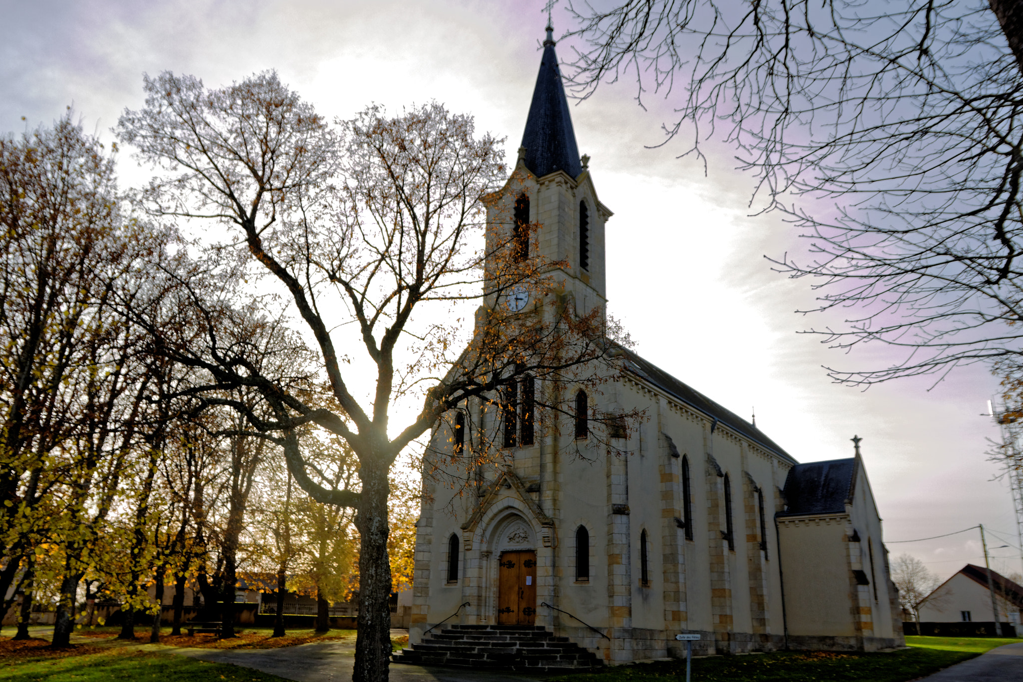 Sigma 17-70mm F2.8-4 DC Macro OS HSM sample photo. Une église photography