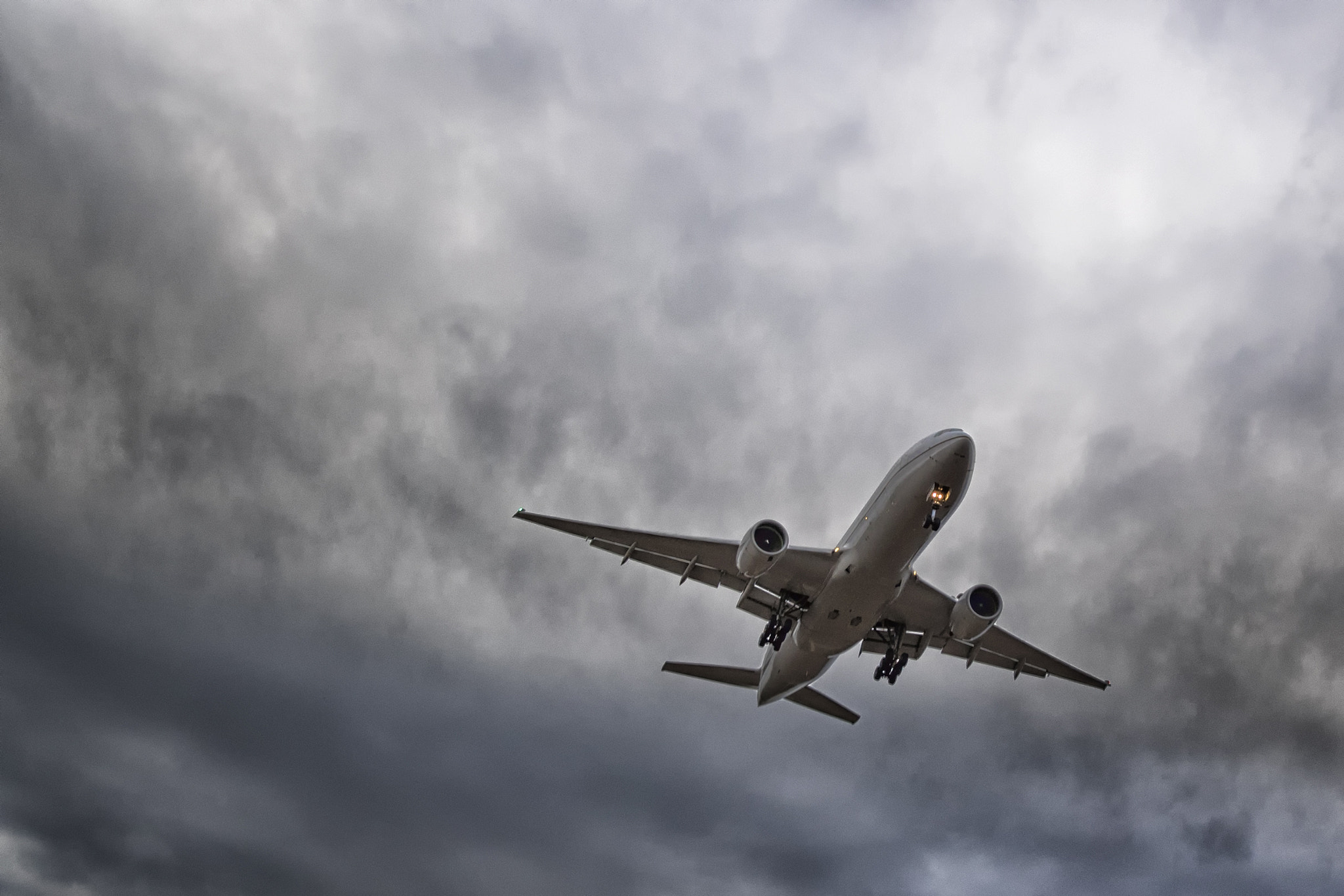 ZEISS Milvus 21mm F2.8 sample photo. Boeing 777 landing in crosswind photography