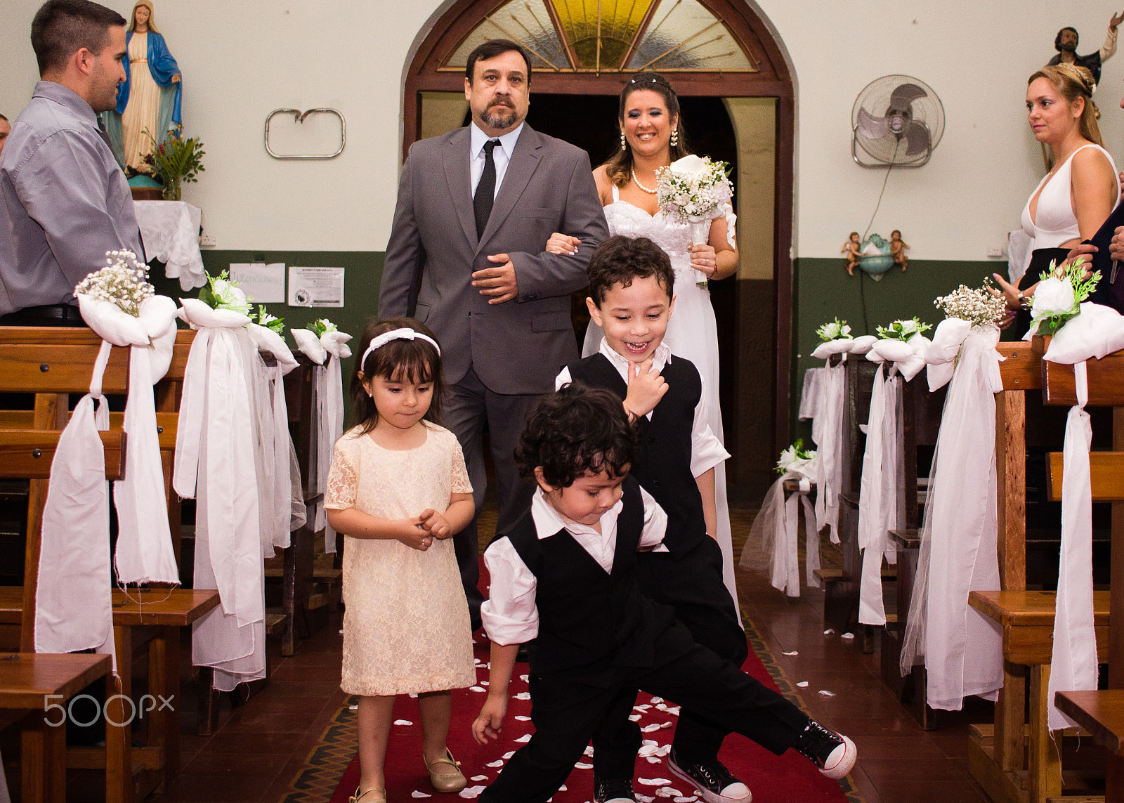 Canon EF-S 24mm F2.8 STM sample photo. Niños en bodas photography