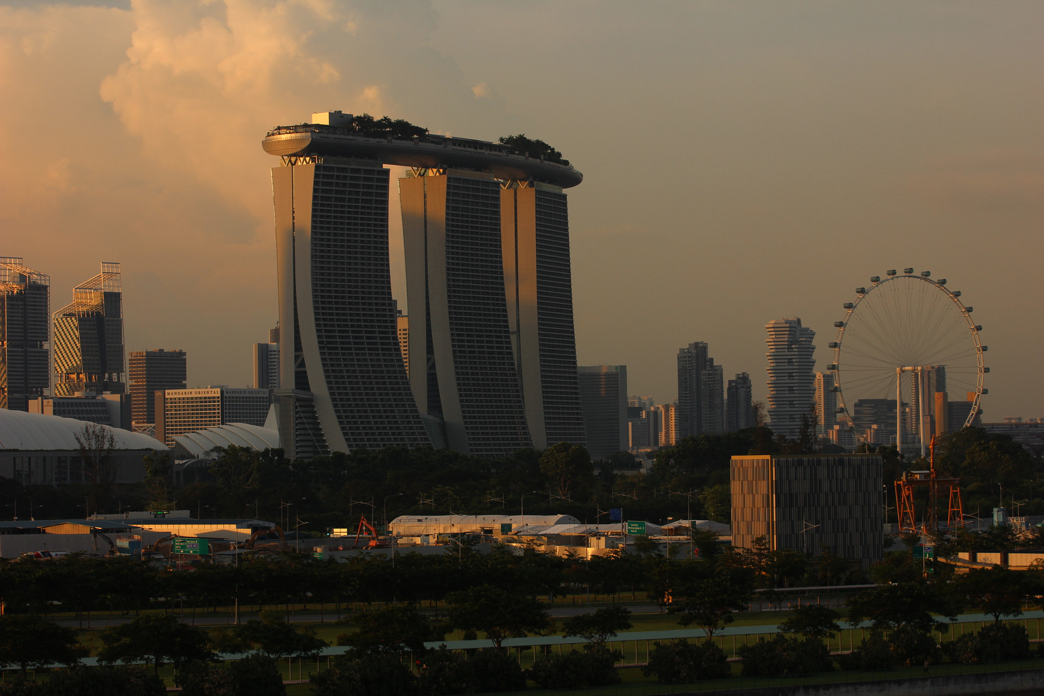 Canon EOS 600D (Rebel EOS T3i / EOS Kiss X5) + Canon EF 70-200mm F4L USM sample photo. Evening light singapore photography