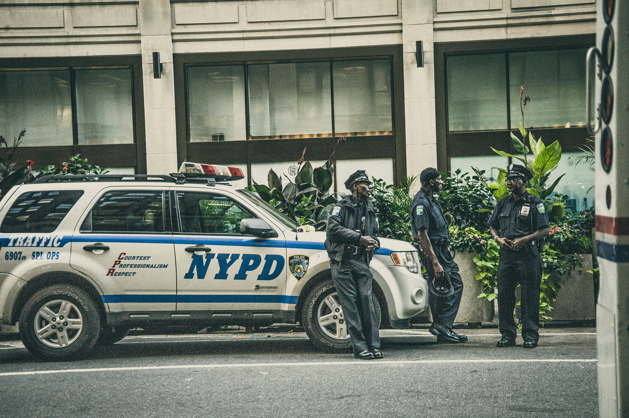 Nikon D3 sample photo. Off duty nypd photography