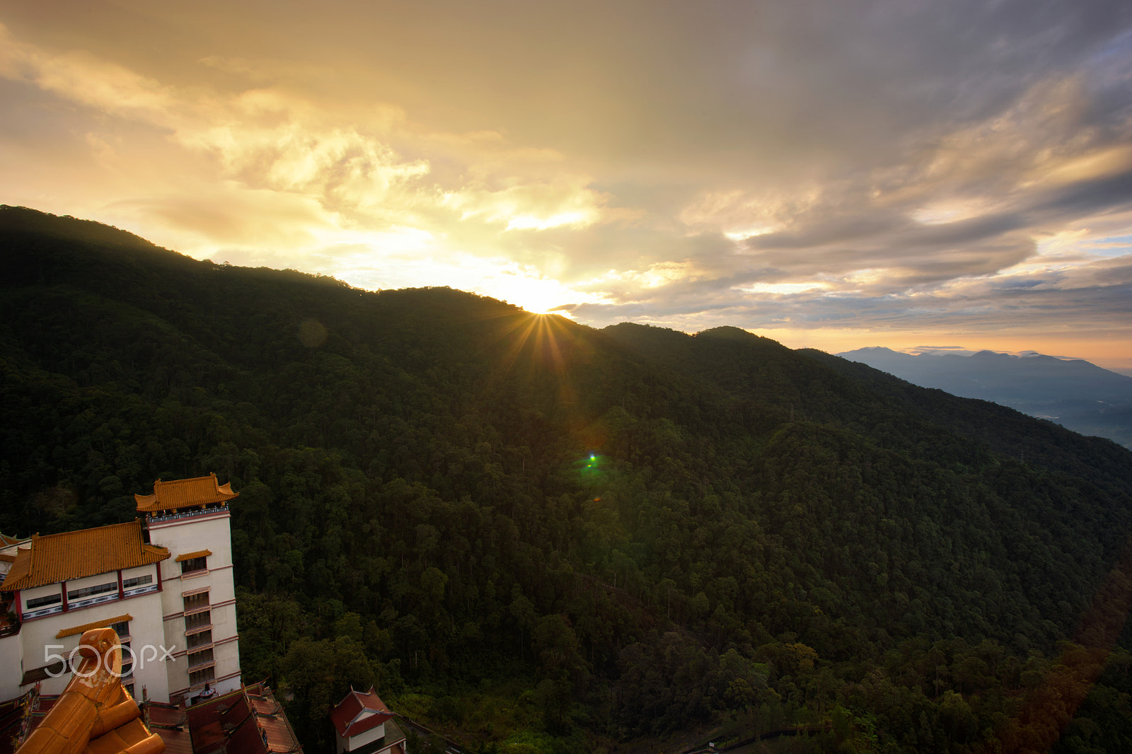17-40mm F4 sample photo. Sun rising at behind of the mountain. view from chin swee cave temple photography