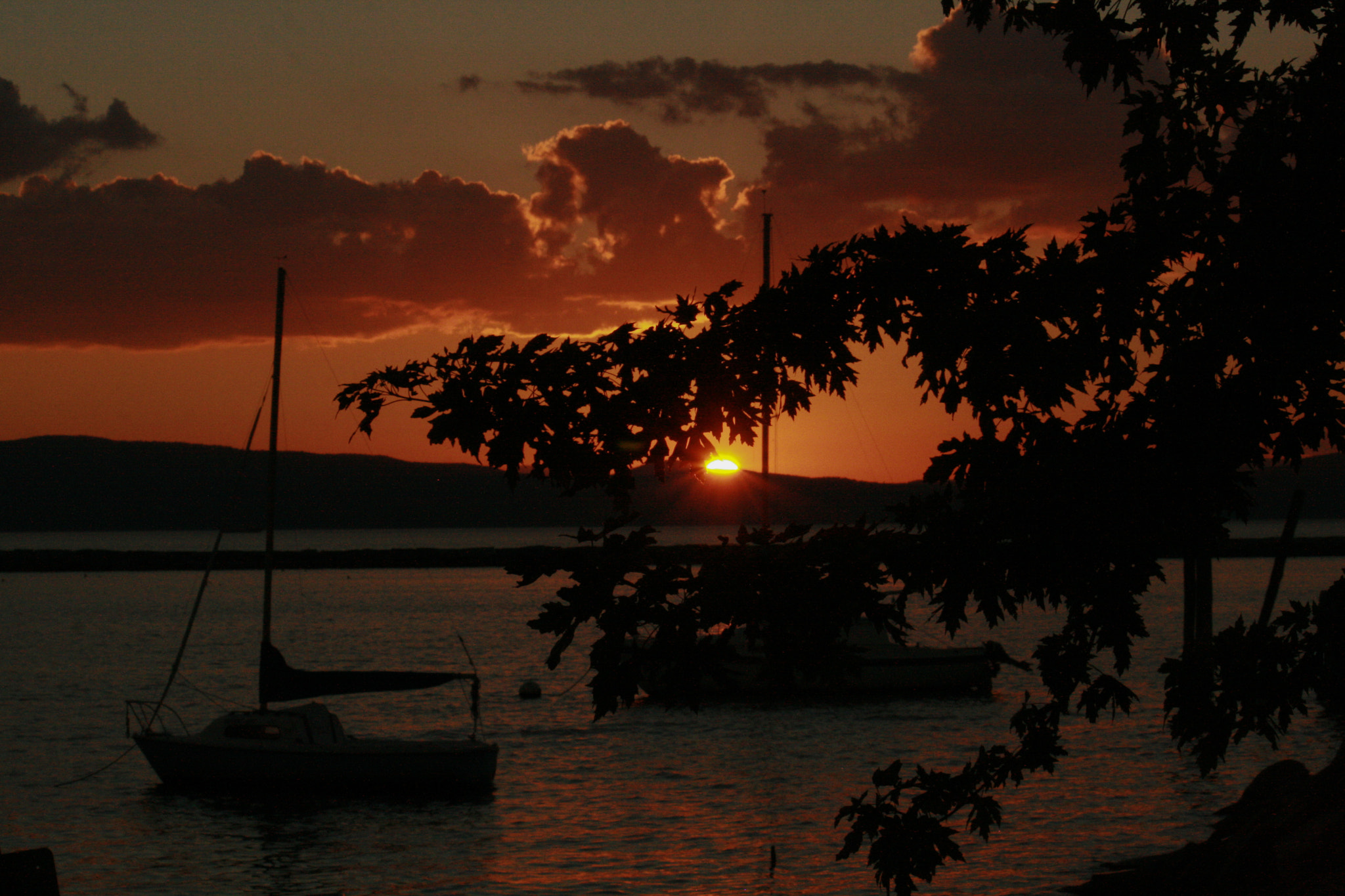 Canon EF-S 55-250mm F4-5.6 IS sample photo. Sunset in the lake photography