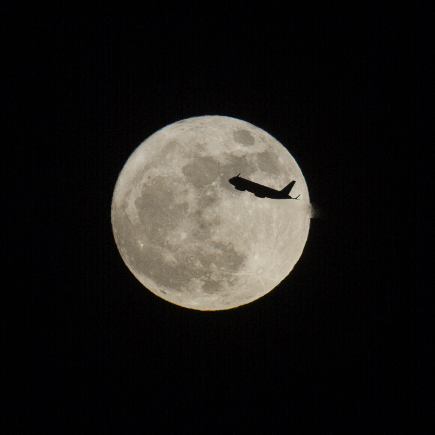 Canon EOS 7D + Canon EF 300mm F4L IS USM sample photo. Super moon photography