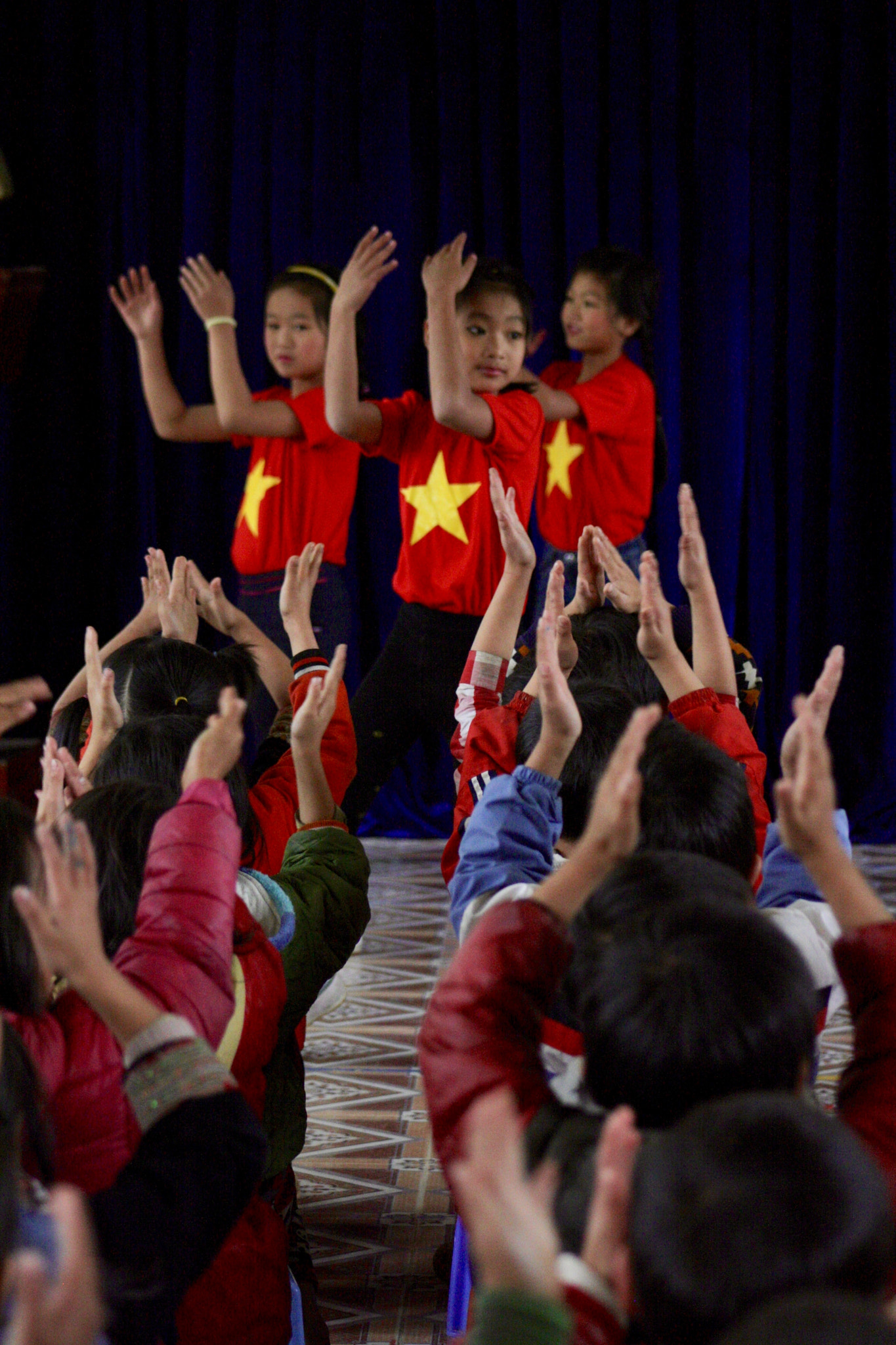 Canon EOS 1000D (EOS Digital Rebel XS / EOS Kiss F) sample photo. Clapping for communism photography