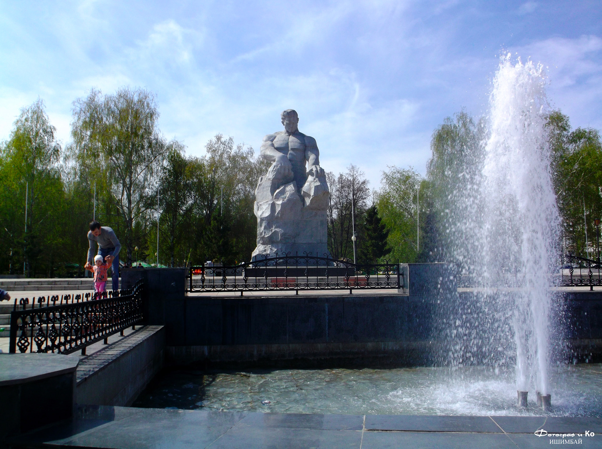 Fujifilm FinePix AX650 sample photo. Fountain and monument photography