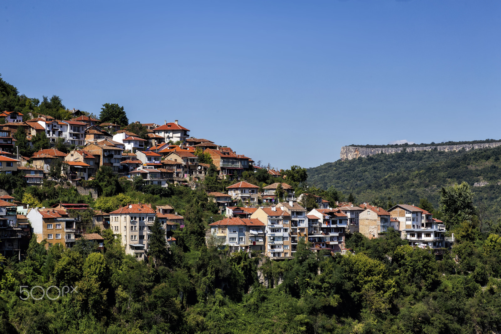 Canon EOS 6D + Canon EF 100mm F2.8 Macro USM sample photo. Daytime skyline of houses and buildings in veliko photography