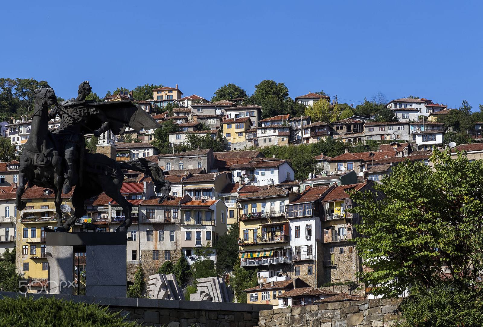 Canon EF 100mm F2.8 Macro USM sample photo. Daytime skyline of houses and buildings in veliko photography