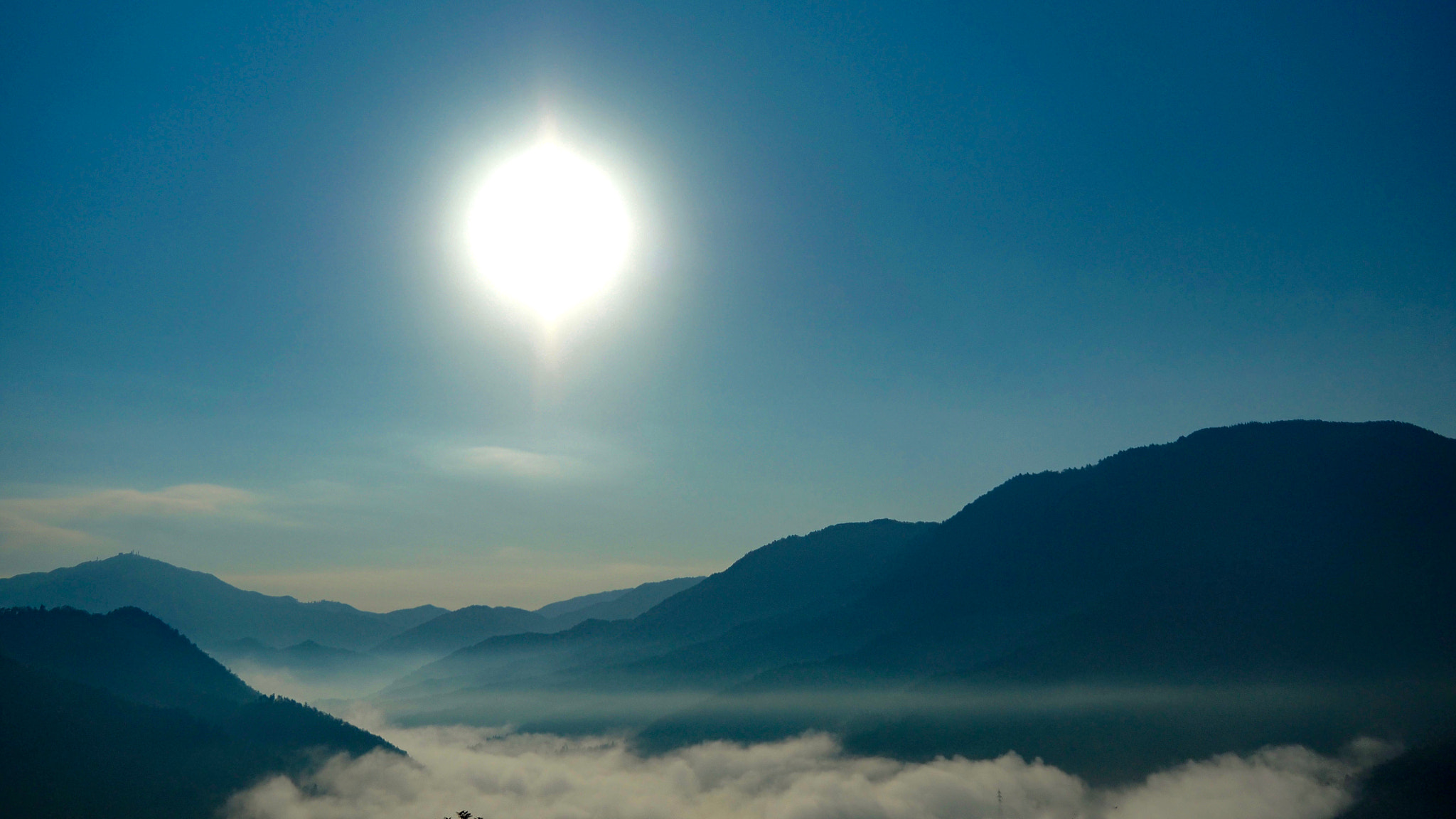Olympus M.Zuiko Digital ED 14-150mm F4-5.6 sample photo. Sea of clouds under the sun photography