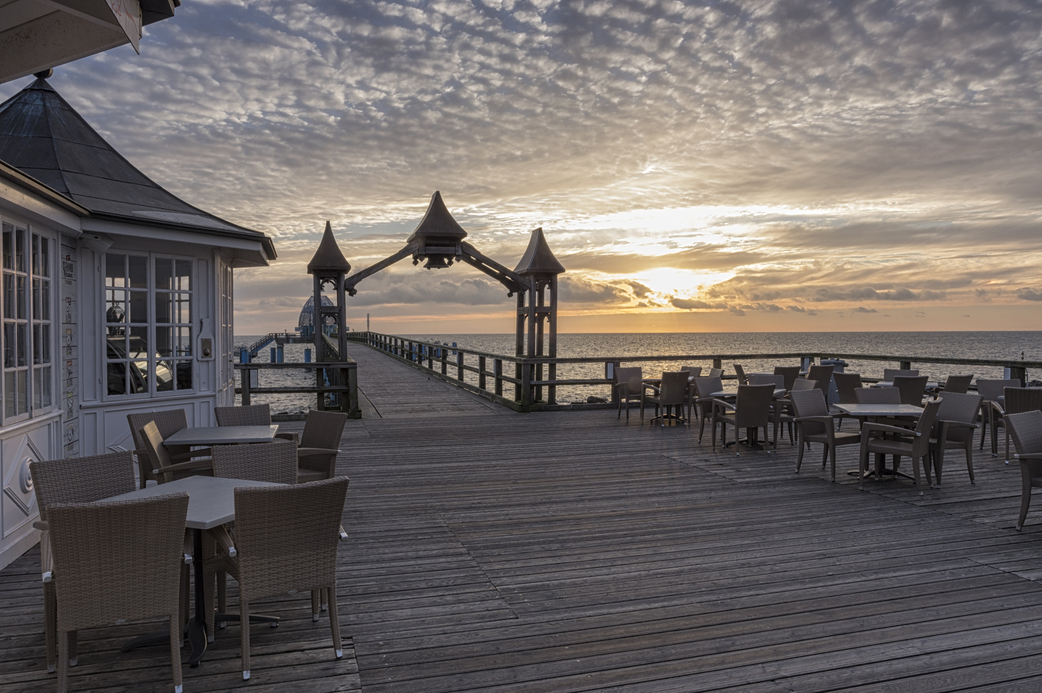 A Series Lens sample photo. The seabridge awakes photography
