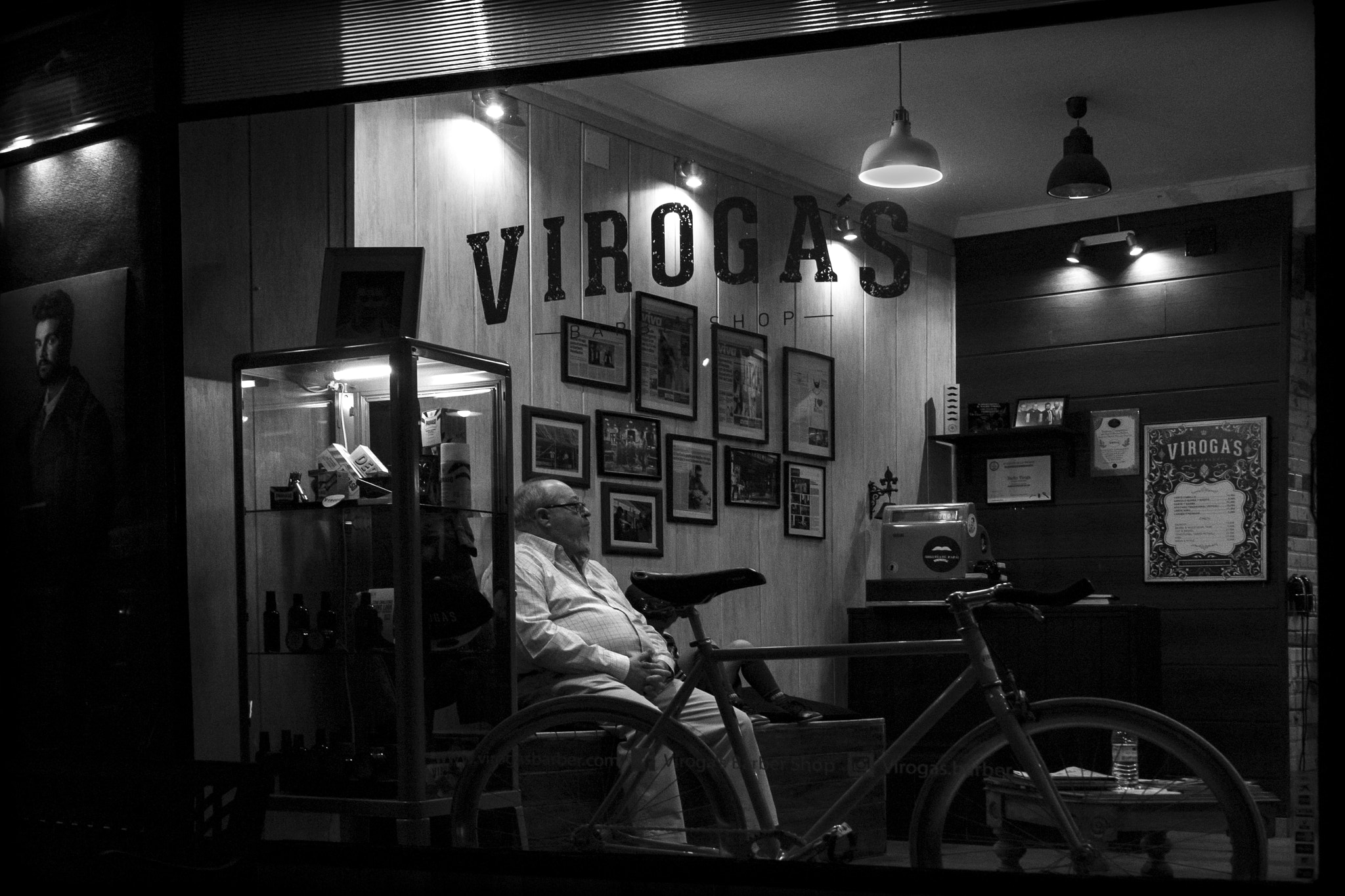 Olympus M.Zuiko Digital ED 14-42mm F3.5-5.6 EZ sample photo. Barber shop photography