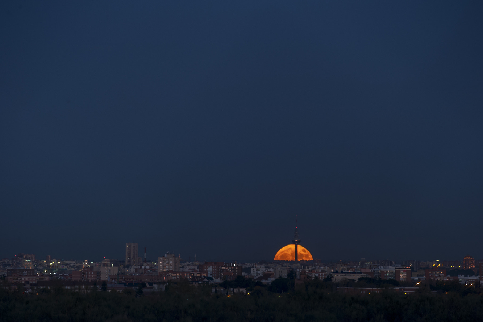 Nikon D700 sample photo. Super luna. madrid () photography