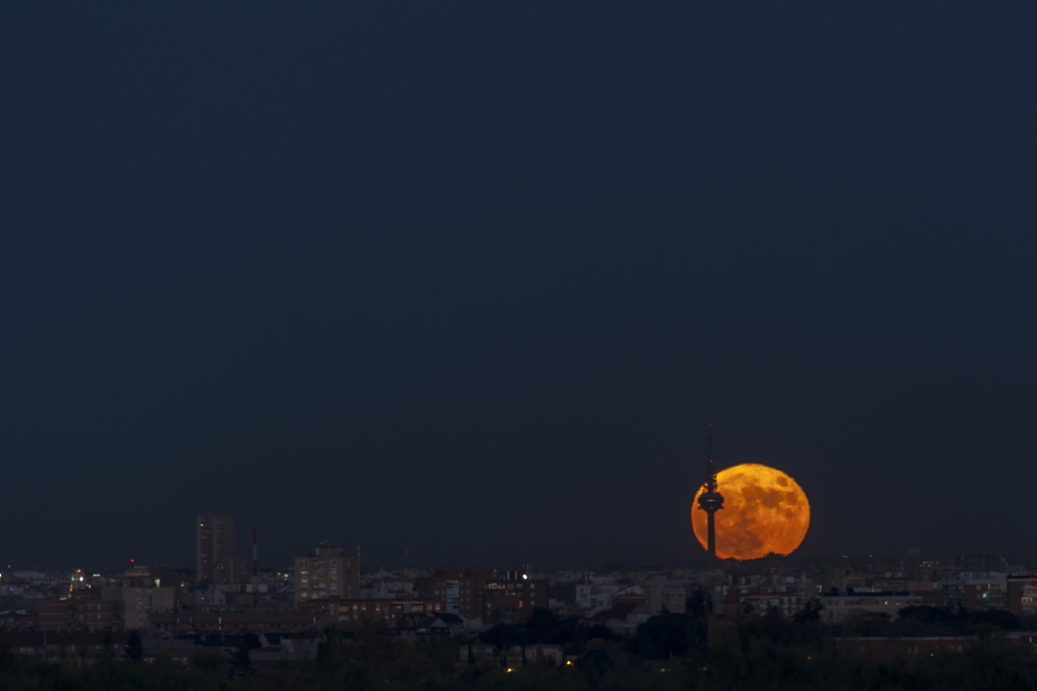 Nikon D700 + Nikon AF-S Nikkor 300mm F4D ED-IF sample photo. Super luna. madrid () photography