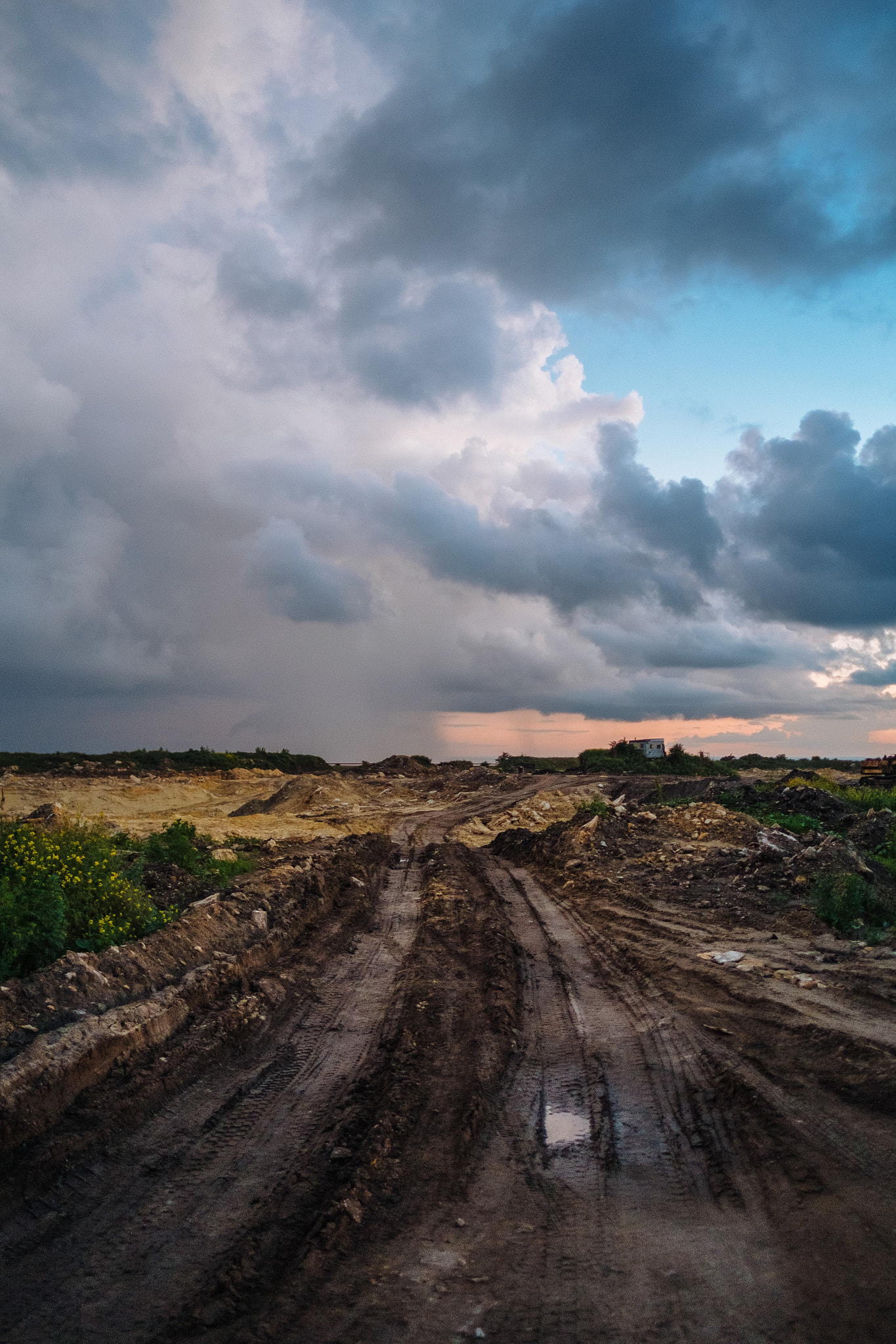 Fujifilm X-E1 + Fujifilm XF 16mm F1.4 R WR sample photo. Dirty road photography