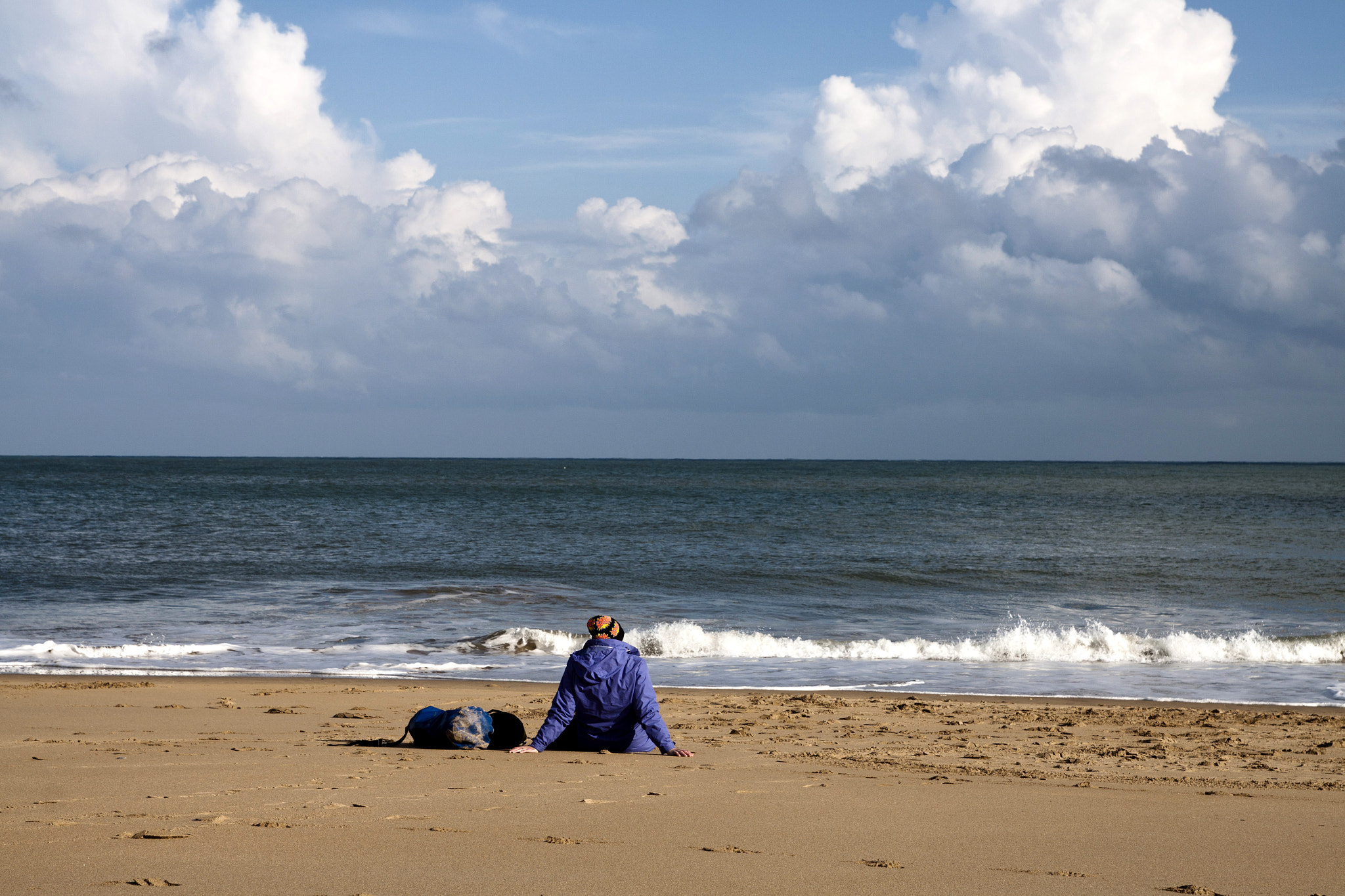 Tamron SP AF 17-50mm F2.8 XR Di II LD Aspherical (IF) sample photo. Traveler at the beach photography